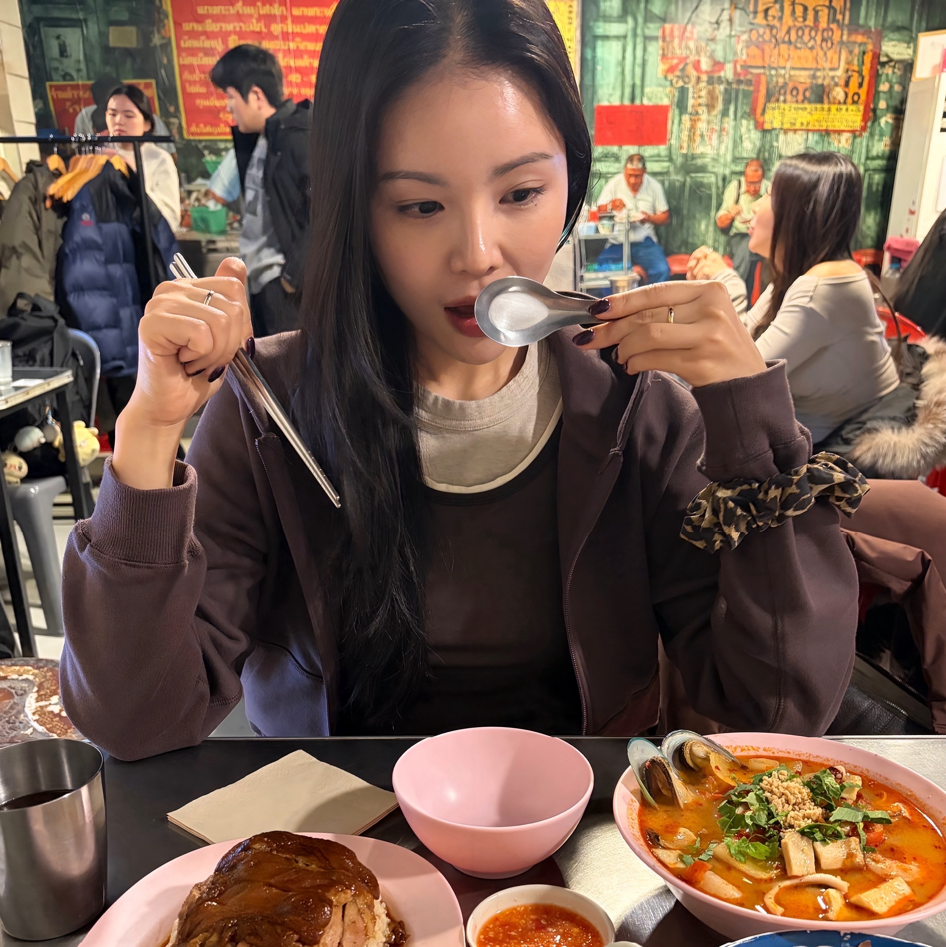 (W) Nike Shox Z Velvet Brown Light Chocolate, Lemaire Medium Croissant Bag Soft Grained Leather Dark Chocolate 착용 스타일 - 4