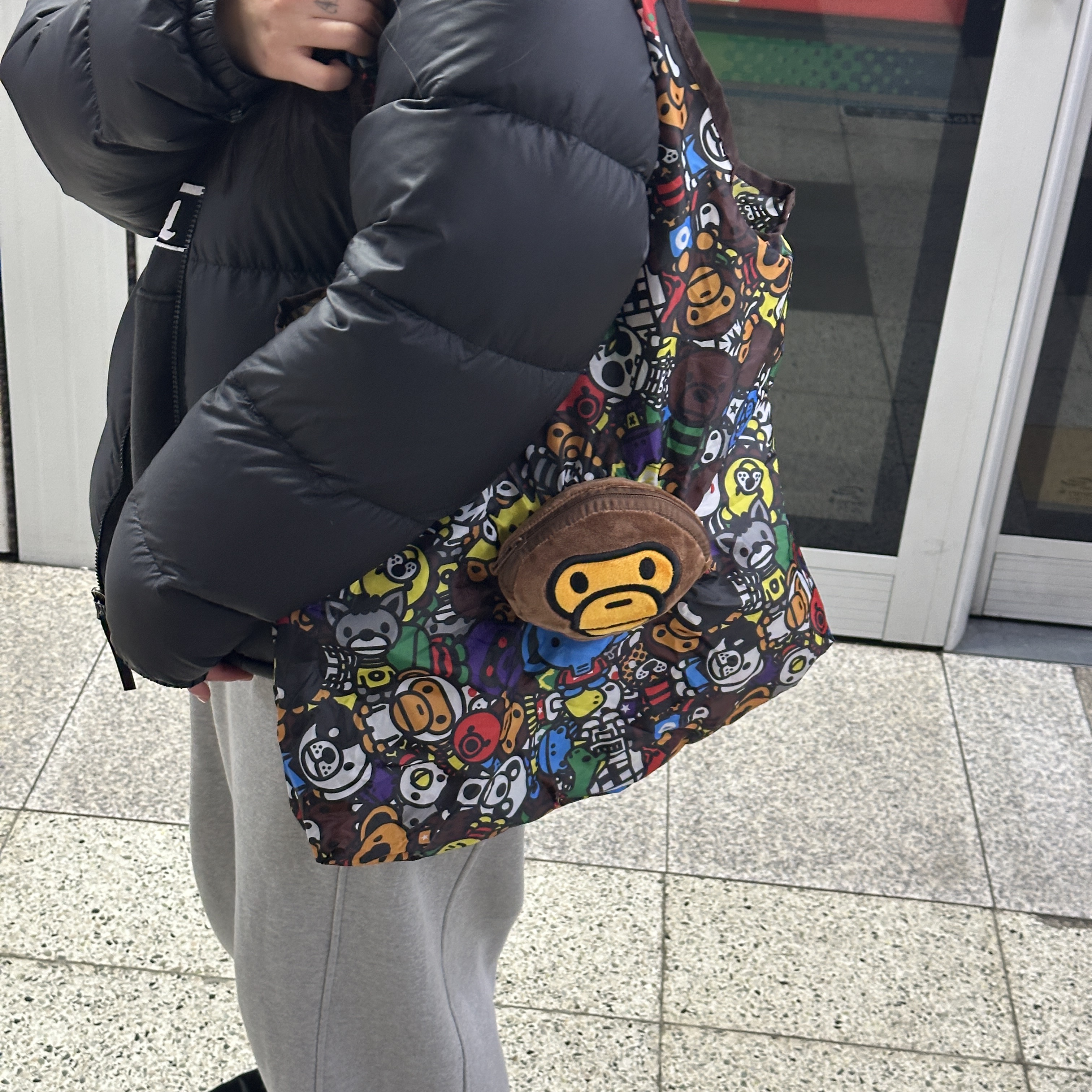 Starbucks x BAPE Baby Milo Foldable Bag 착용 스타일