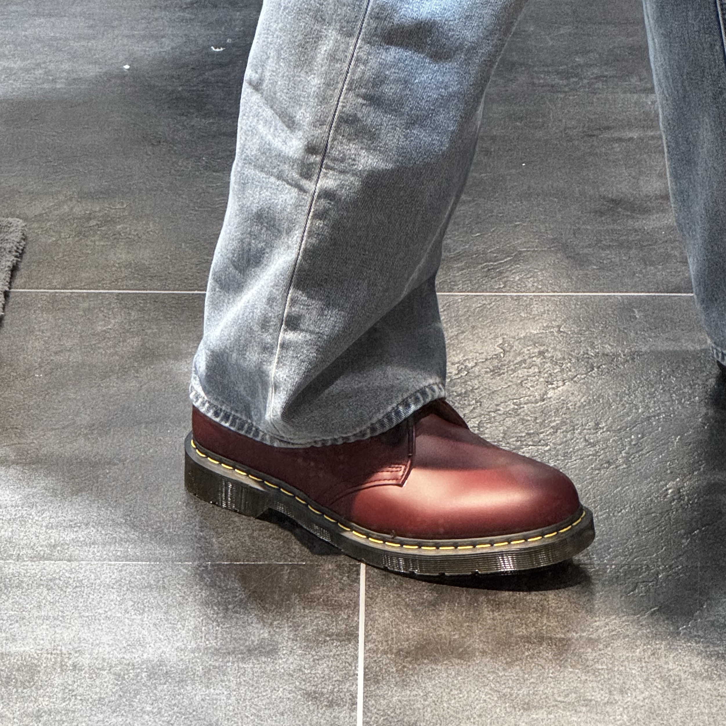 Dr. Martens 1461 Smooth Leather Oxford Shoes Cherry Red, Dickies Loose Fit Double Knee Work Pants Khaki 착용 스타일 - 3