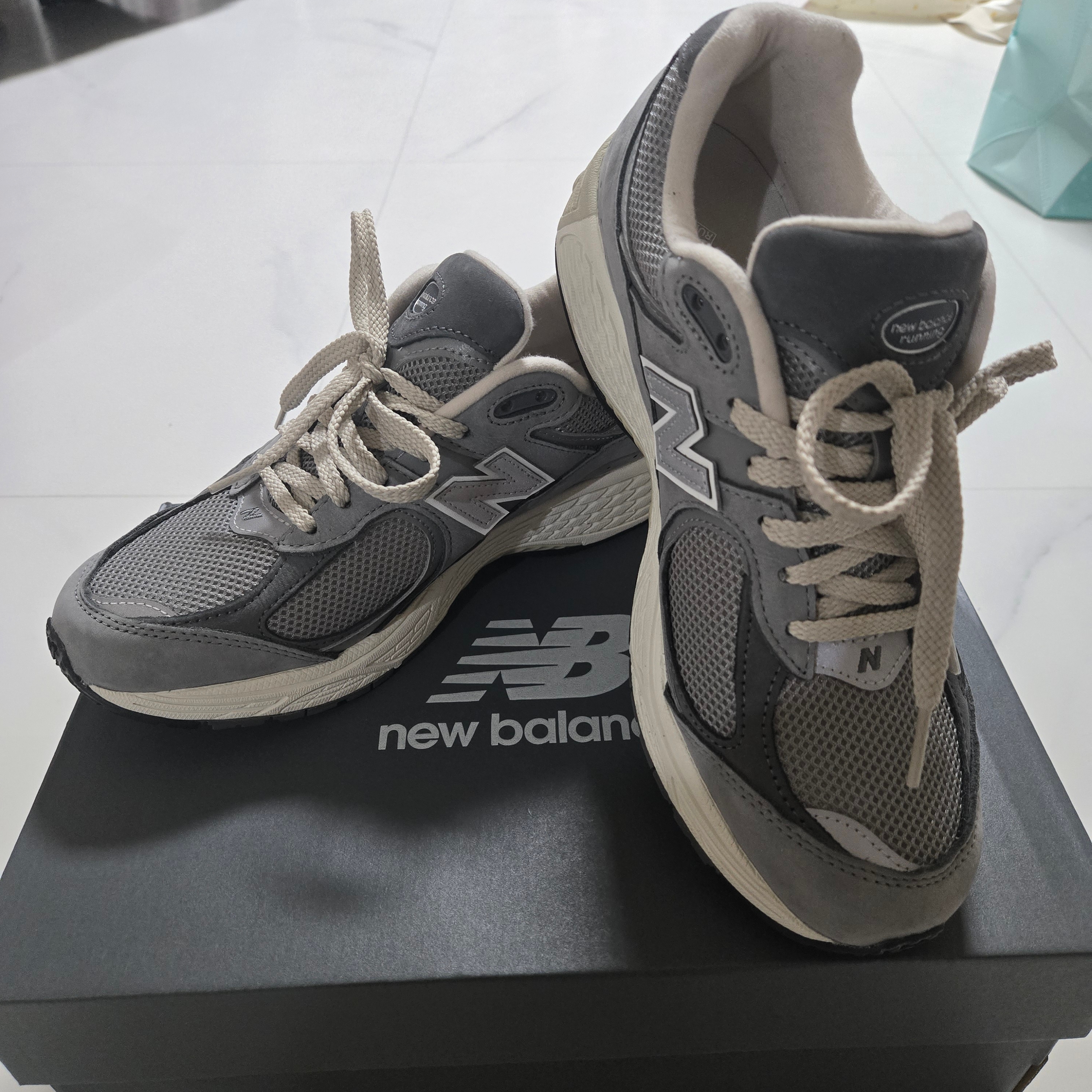 New Balance 2002R Premium Vintage Grey 착용 스타일
