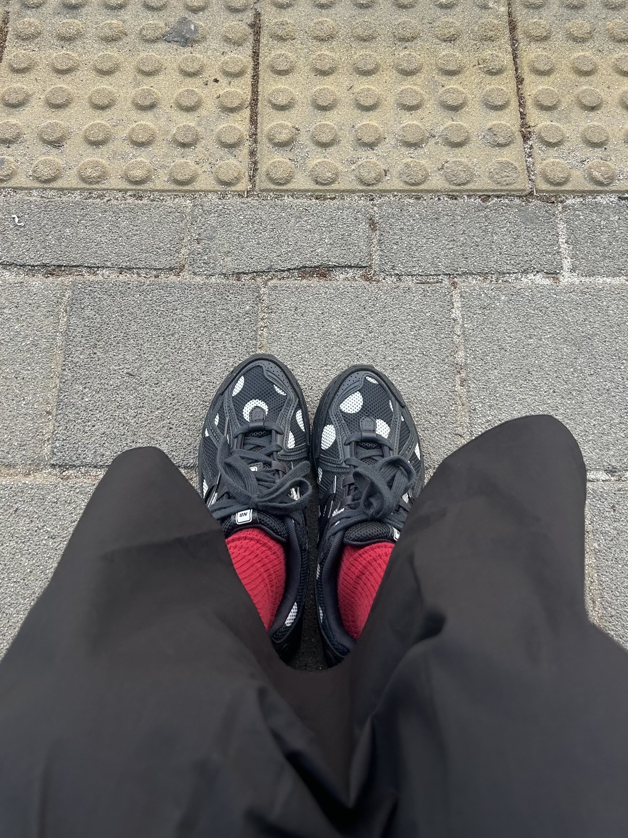 New Balance 1906R Polka Dot Black 착용 스타일