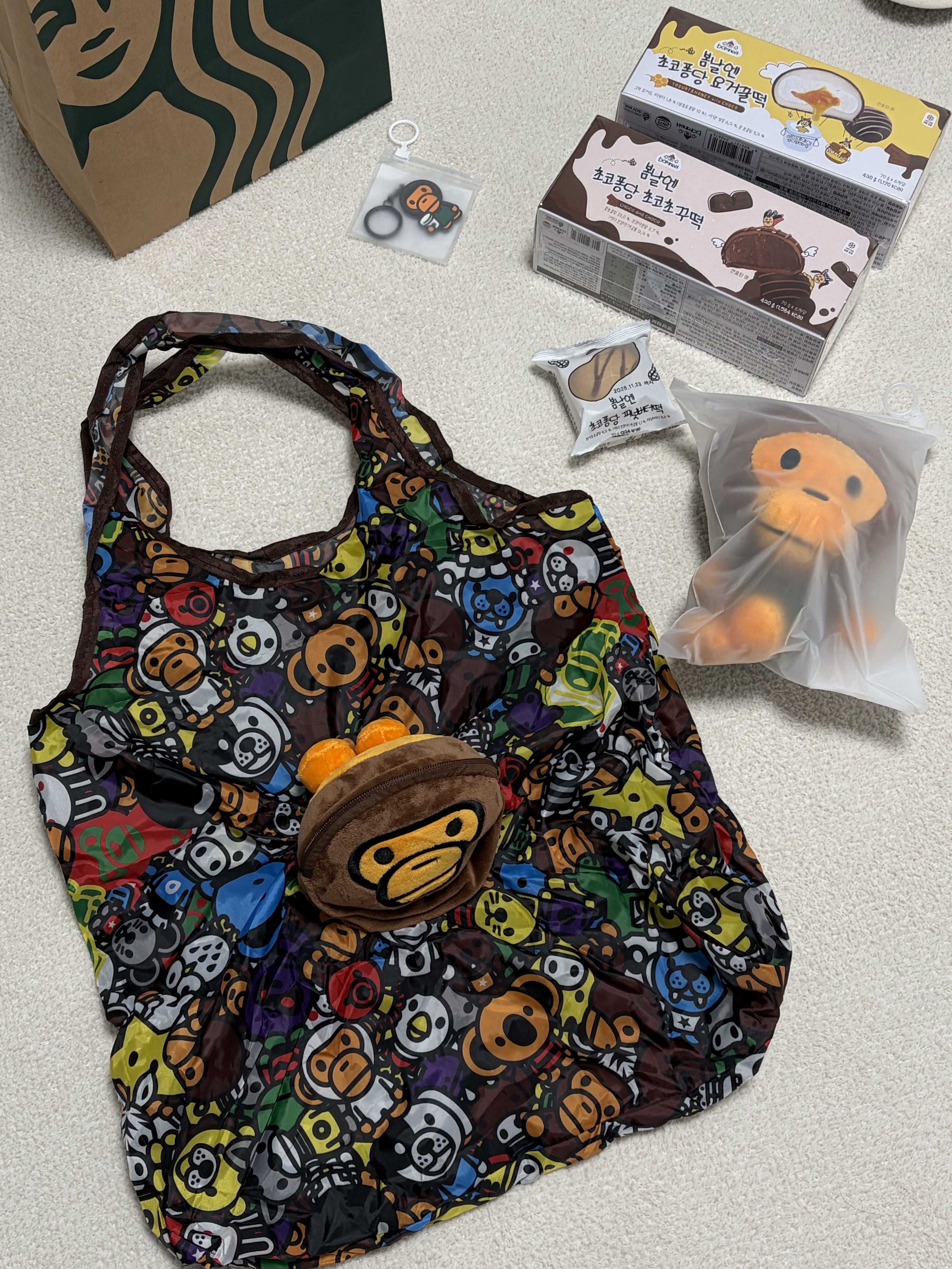 Starbucks x BAPE Baby Milo Foldable Bag, Bomnal& Choco Pongdang Yoger Kkultteok (70g x 6ea) 착용 스타일