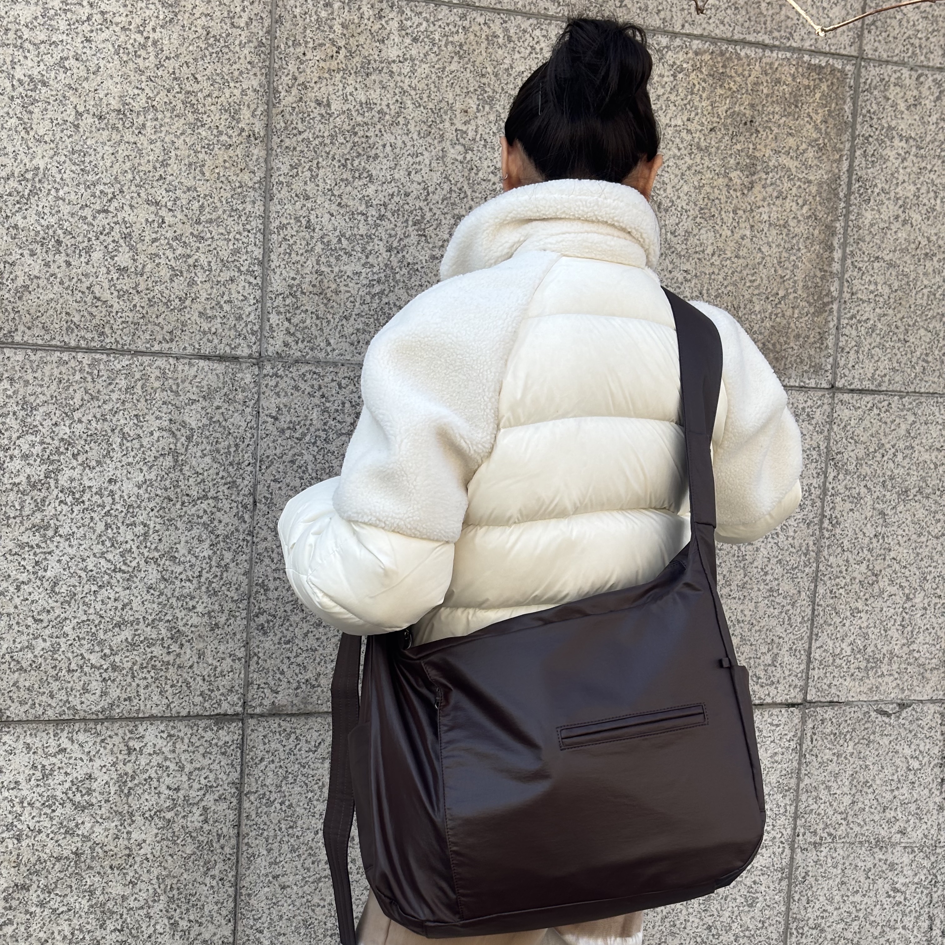 ACOC Glossy Panel Cross Bag Brown 착용 스타일