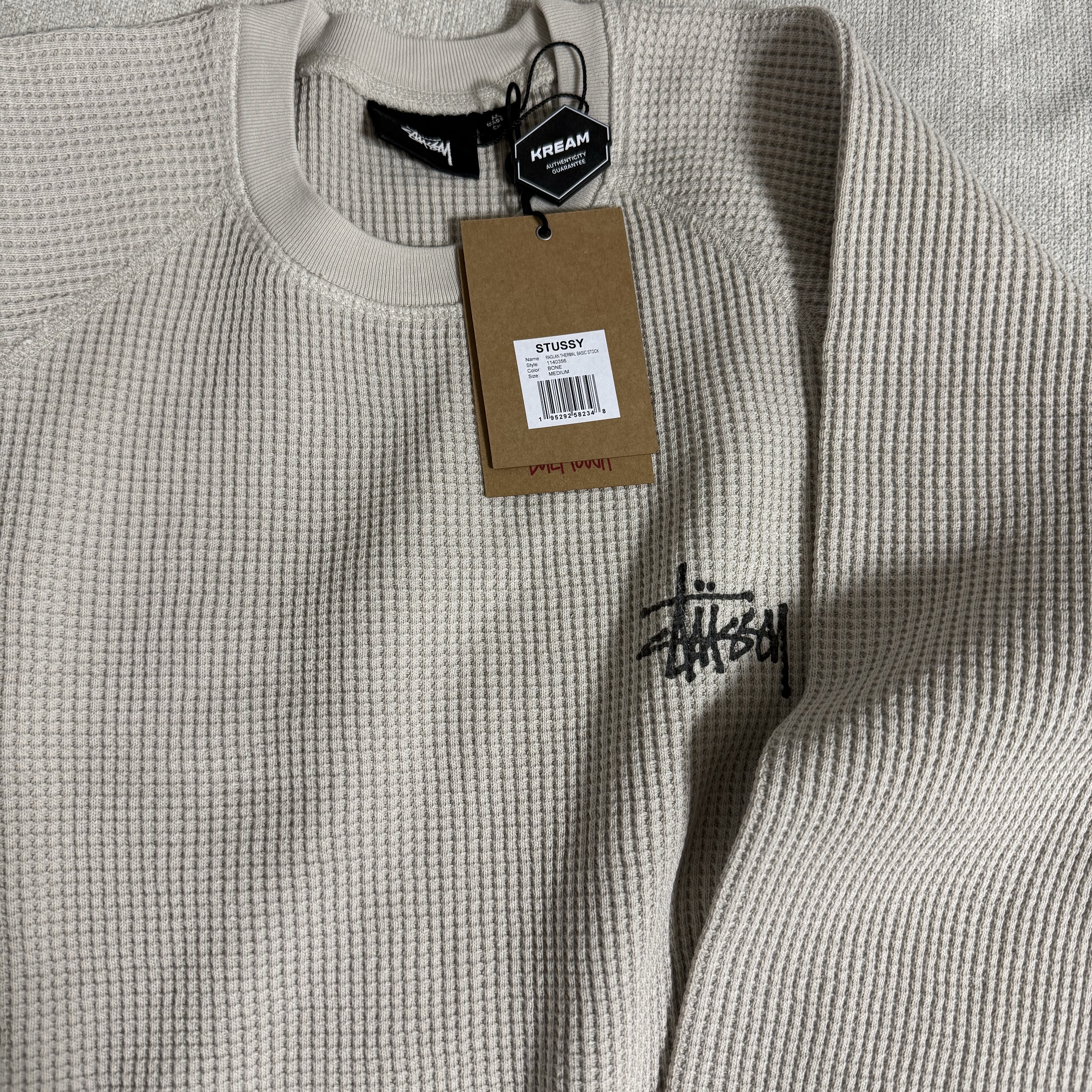 Stussy Raglan Thermal LS Crew Bone, New Era x MoMA New York Yankees Cap Navy 착용 스타일 - 2