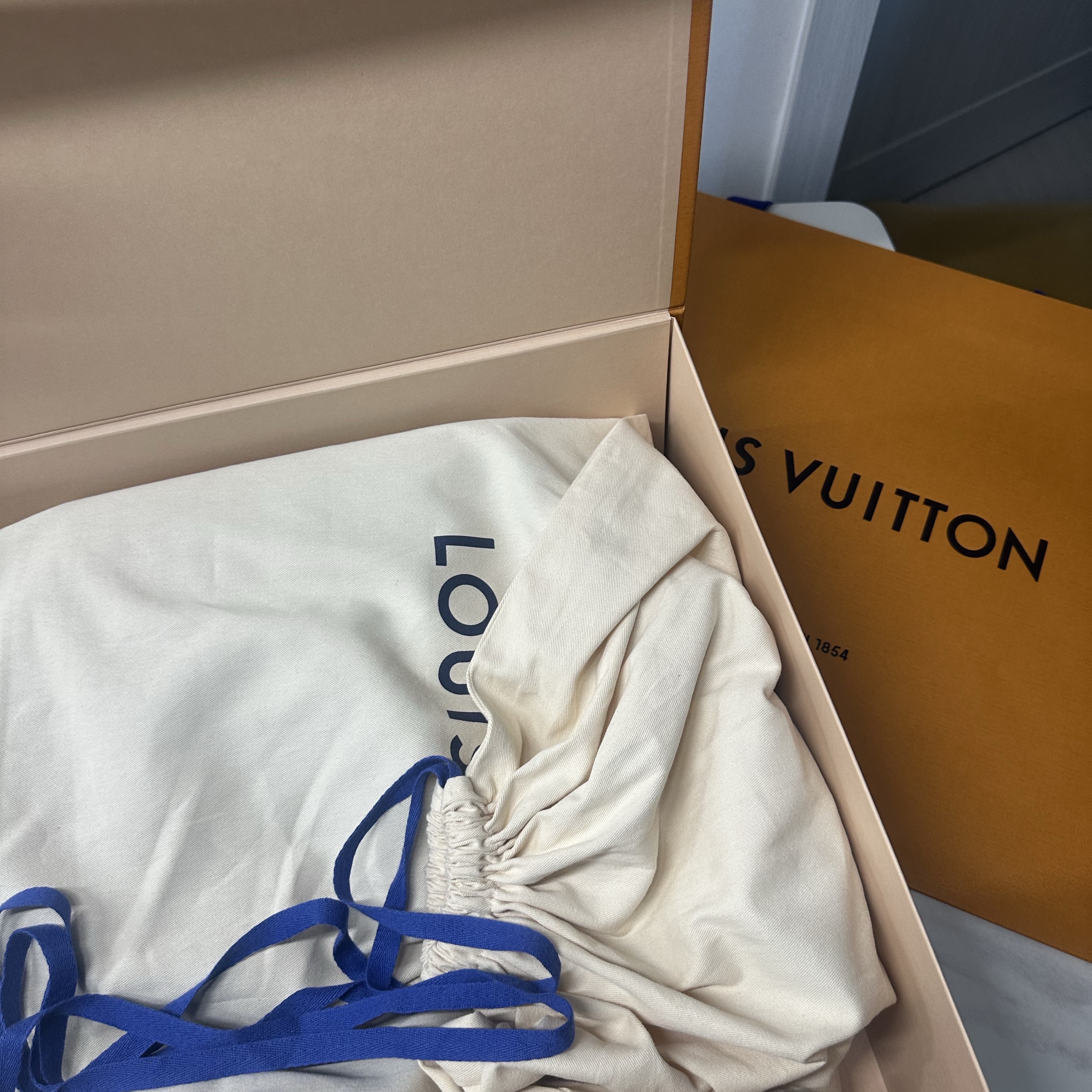 Louis Vuitton Keepall Bandouliere 55 Monogram Eclipse Grey 착용 스타일