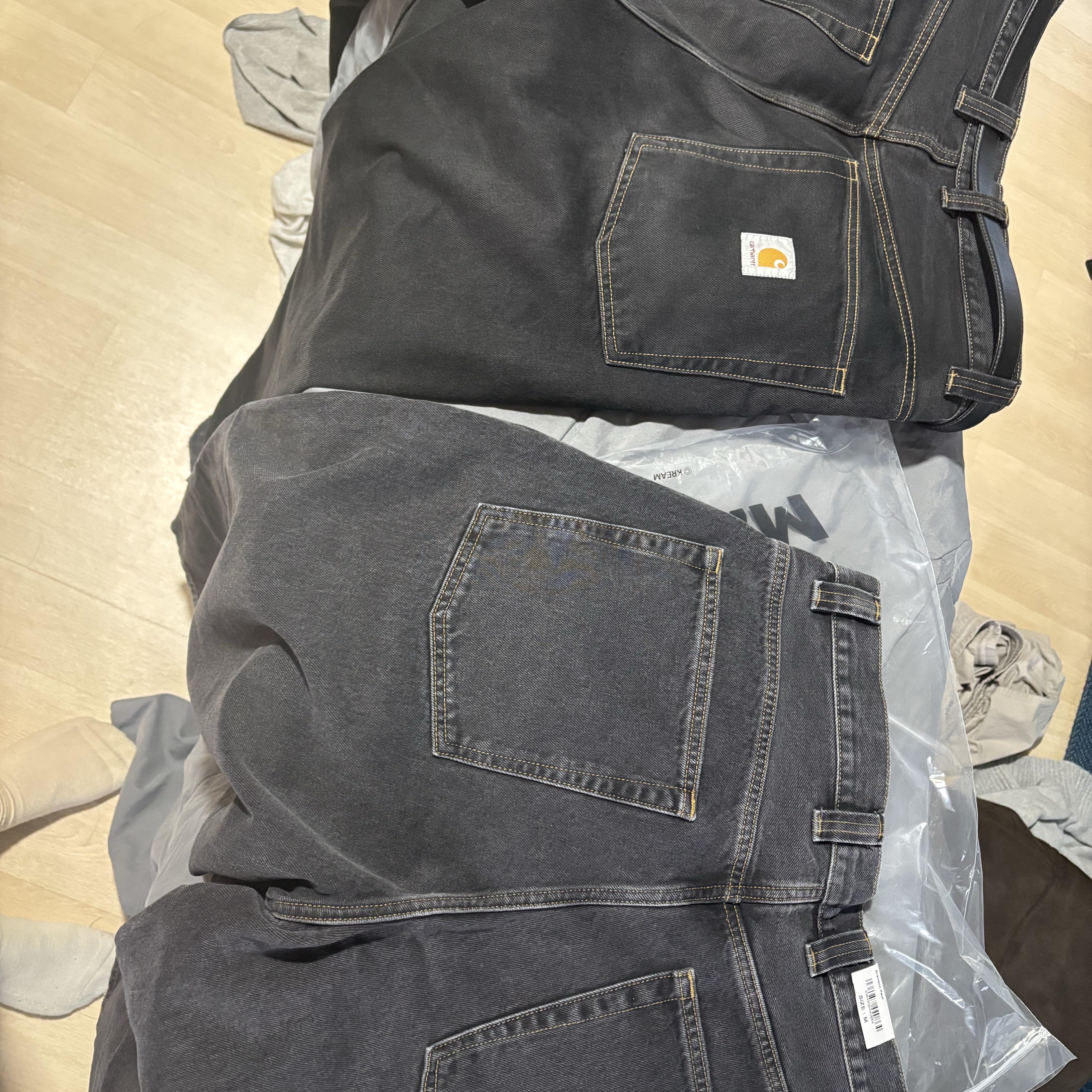 Carhartt WIP Brandon Pants Black Stone Washed 착용 스타일 - 3