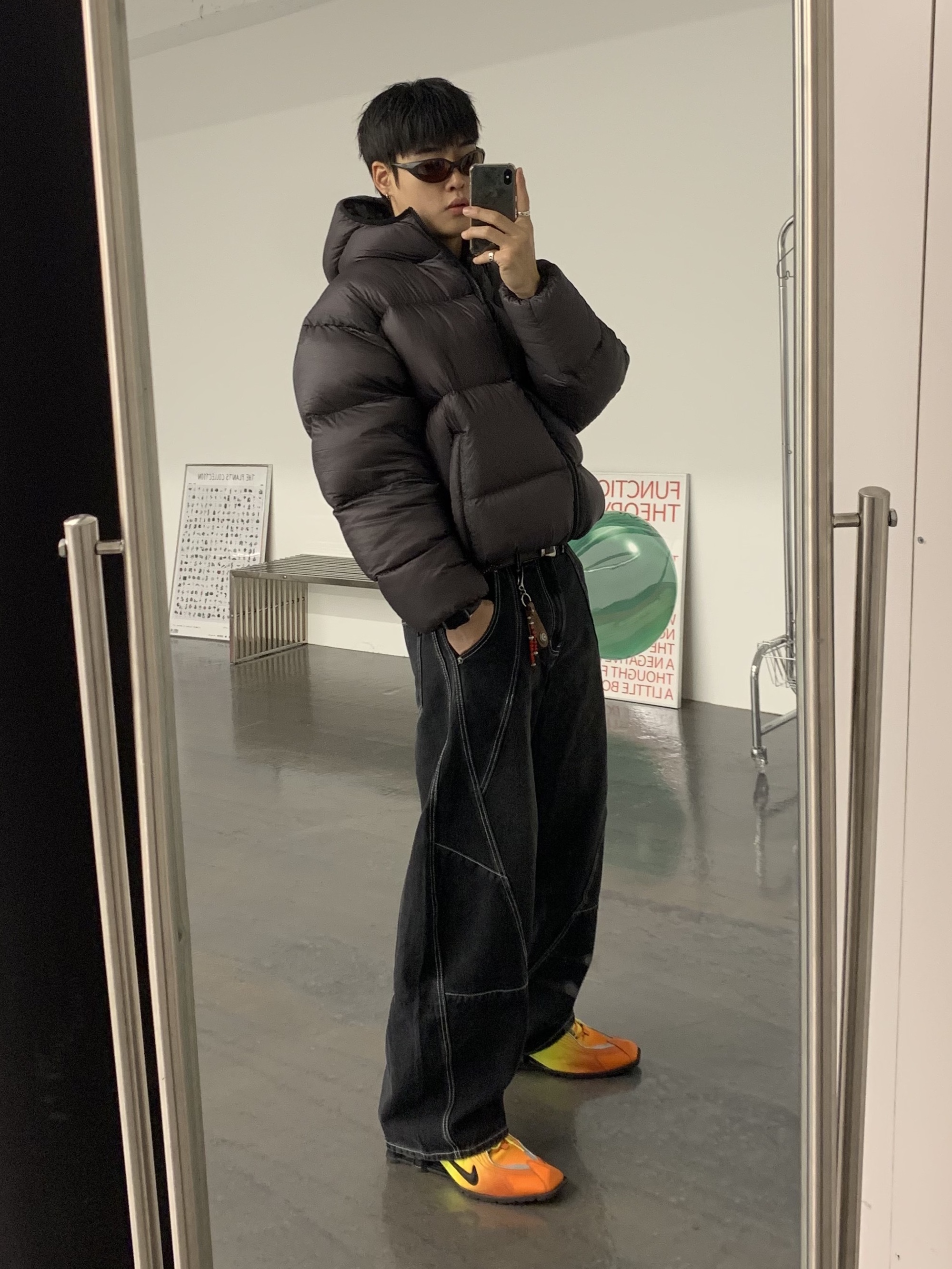 Nike x Martine Rose Shox MR4 Safety Orange 착용 스타일 - 3