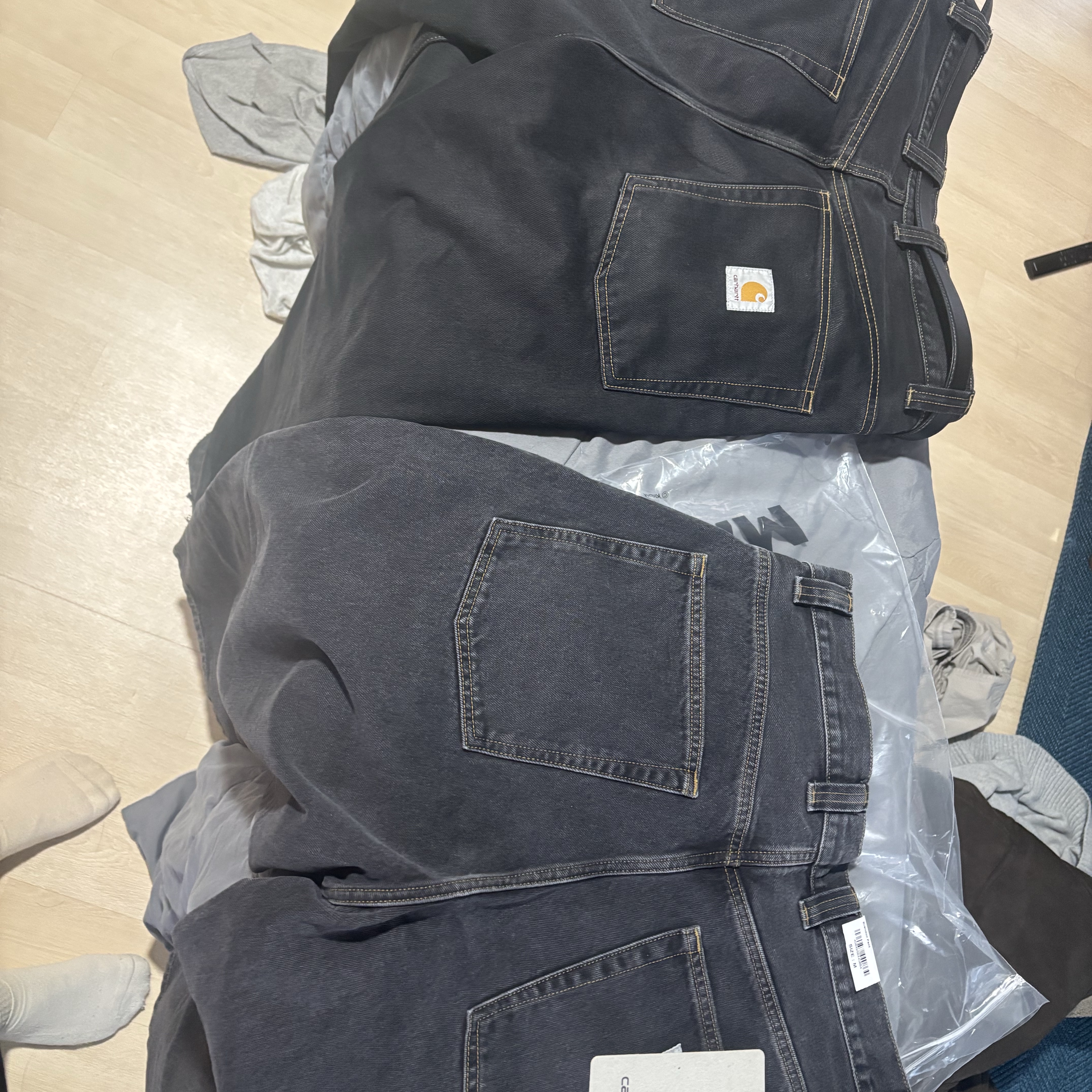 Carhartt WIP Brandon Pants Black Stone Washed 착용 스타일 - 2