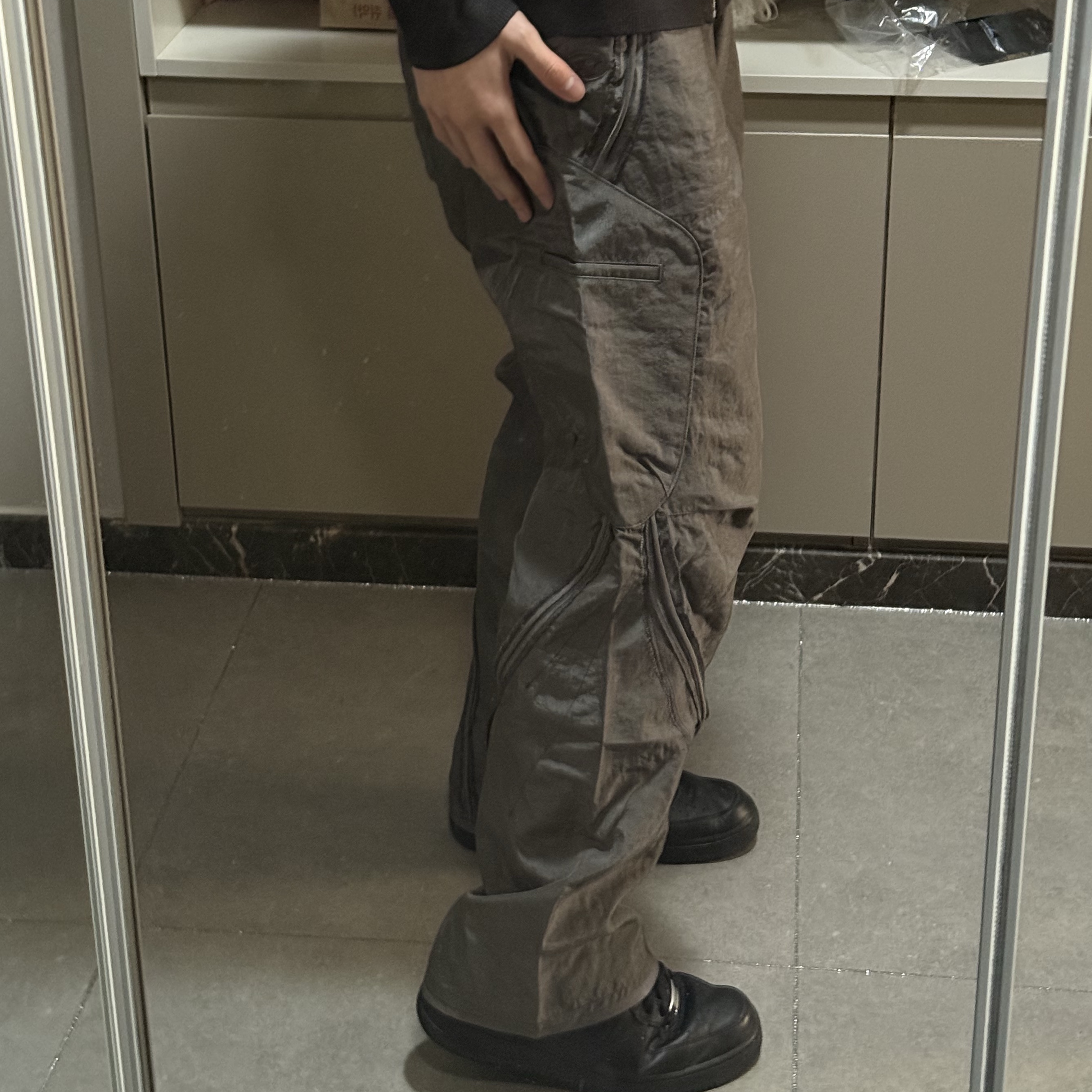 Sansan Gear Piping Pants Warm Grey 착용 스타일