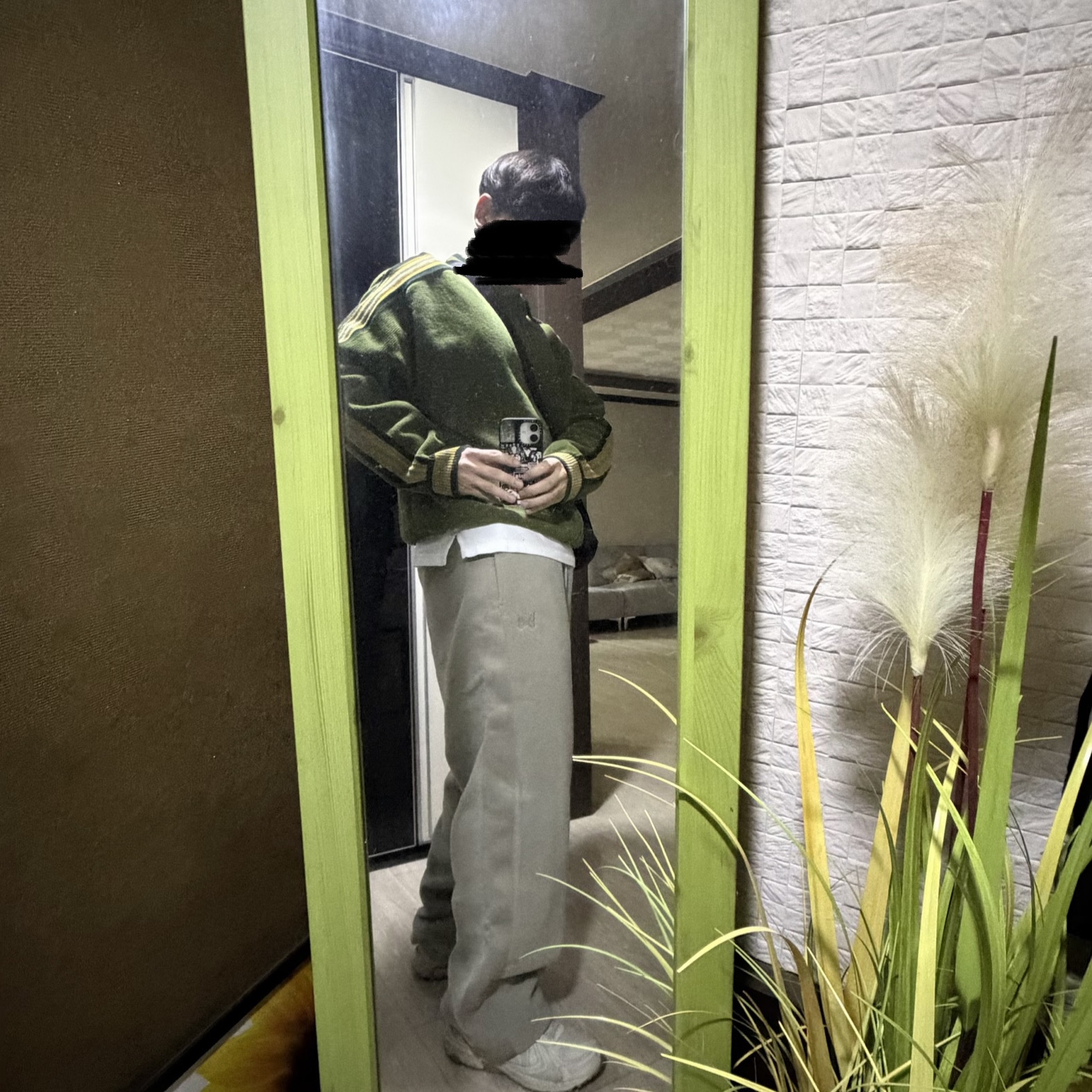 Uniqlo x Needles Fleece Wide Pants Beige - JP, Thisisneverthat Striped Zip Cardigan Olive 착용 스타일