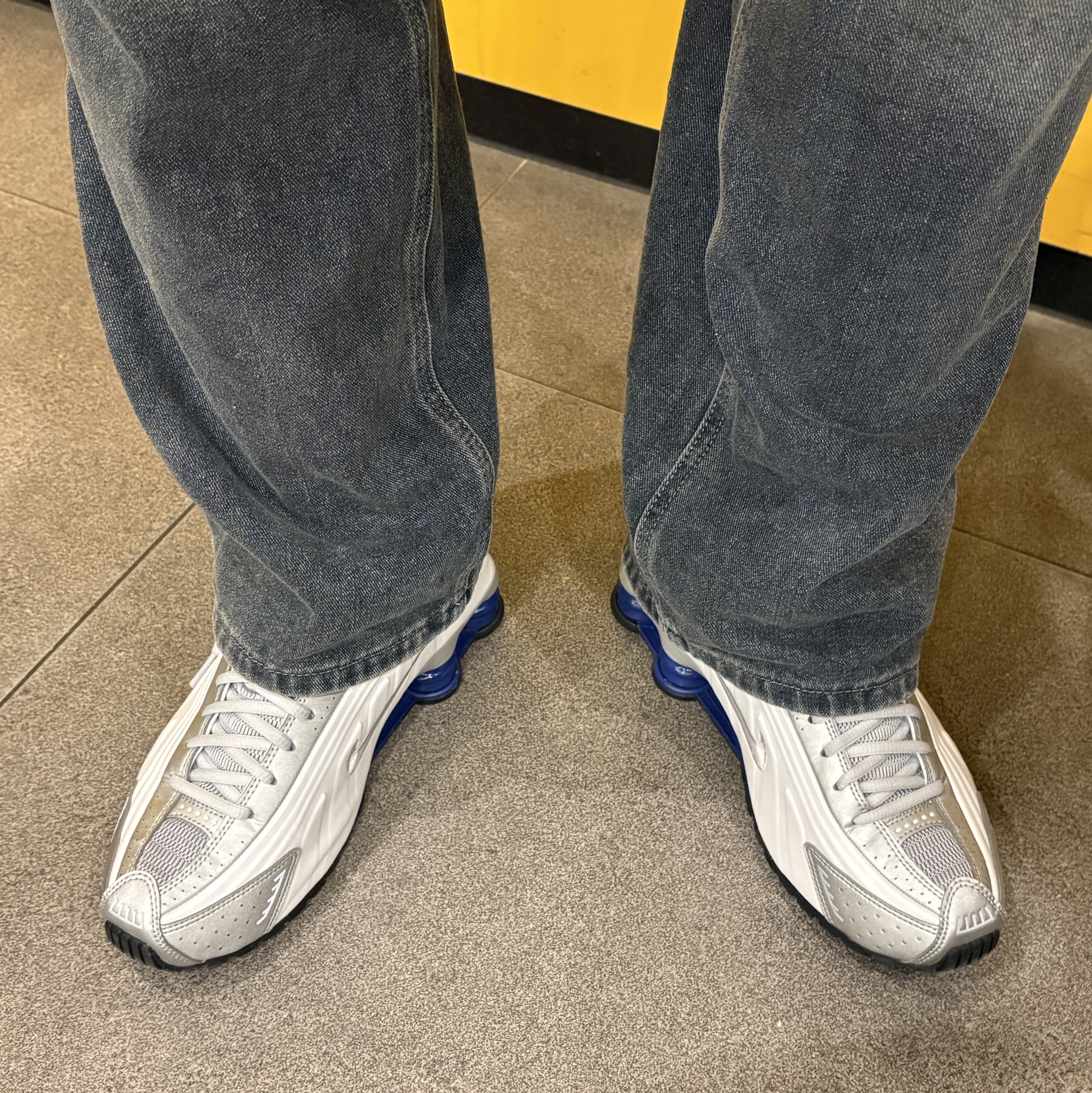 Nike Shox R4 White Metallic Silver Deep Royal Blue White 착용 스타일 - 7