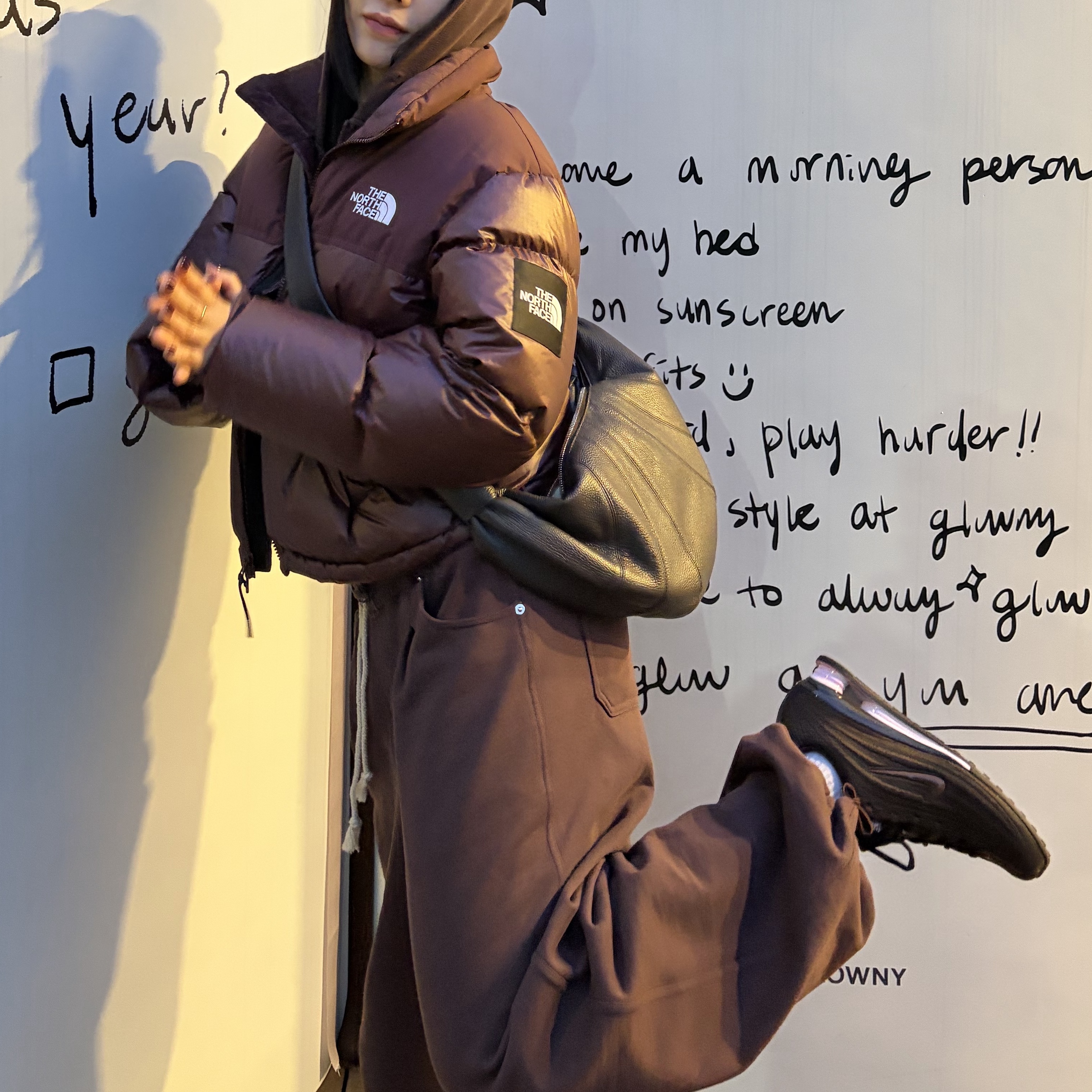 (W) Nike Shox Z Velvet Brown Light Chocolate, Lemaire Medium Croissant Bag Soft Grained Leather Dark Chocolate 착용 스타일 - 1