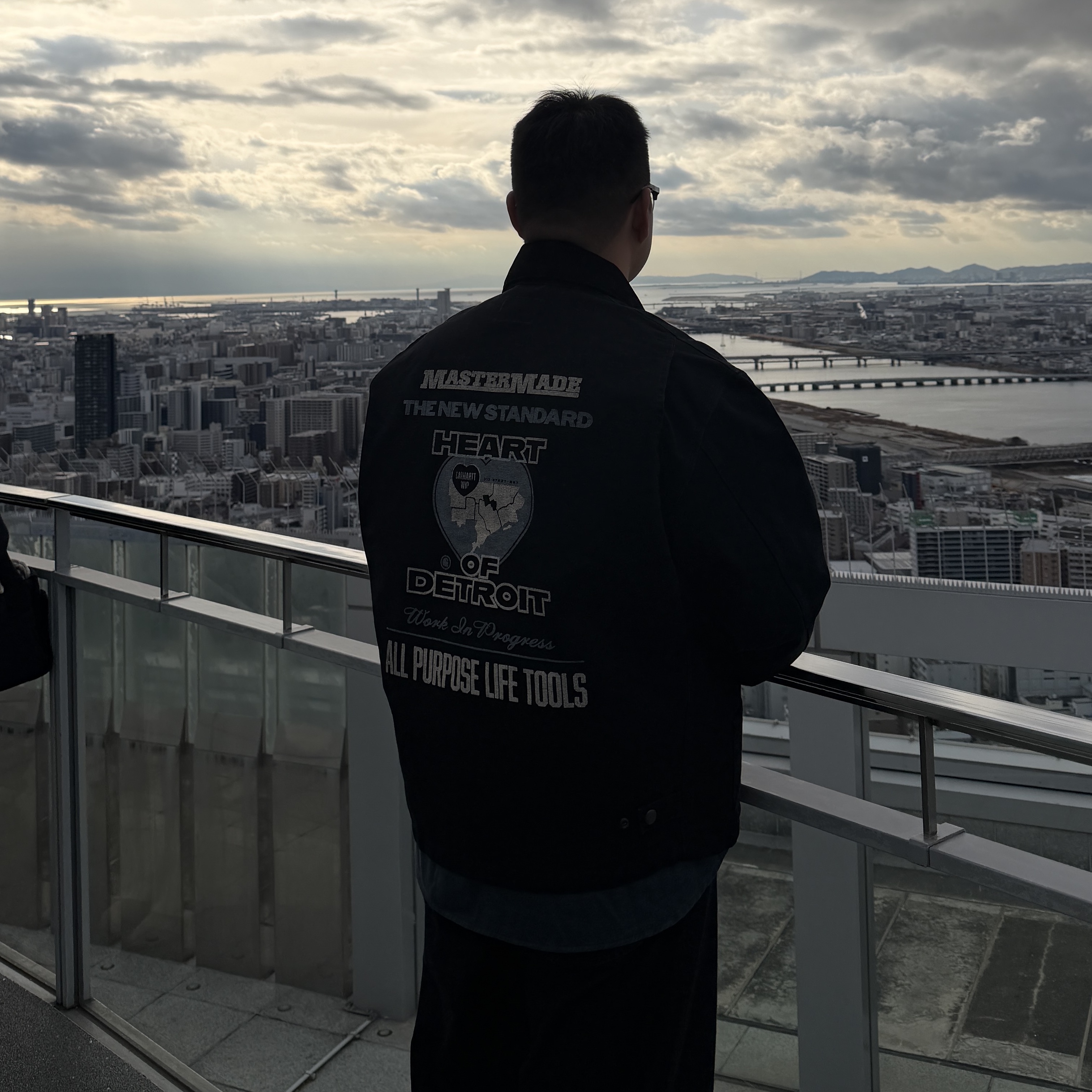 Carhartt WIP OG Arcan Graphic Jacket Black Heavy Stone Wash 착용 스타일 - 3