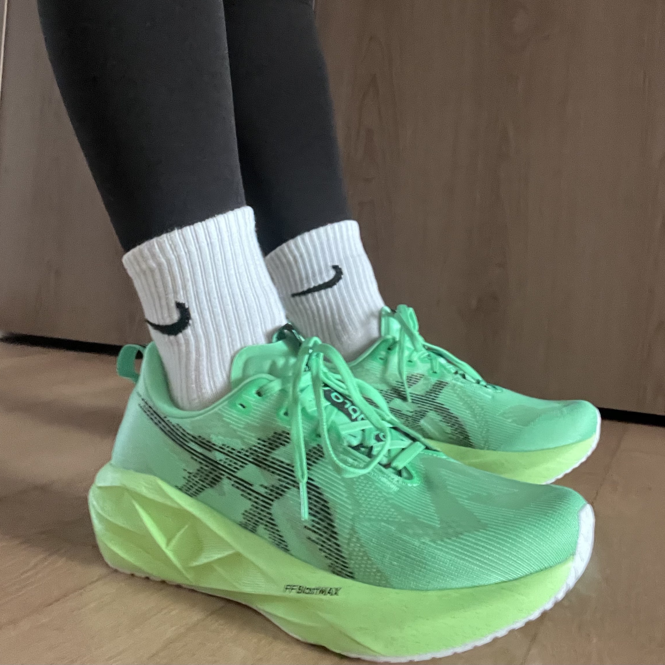 Asics Novablast 5 Ekiden Vital Green Black 착용 스타일