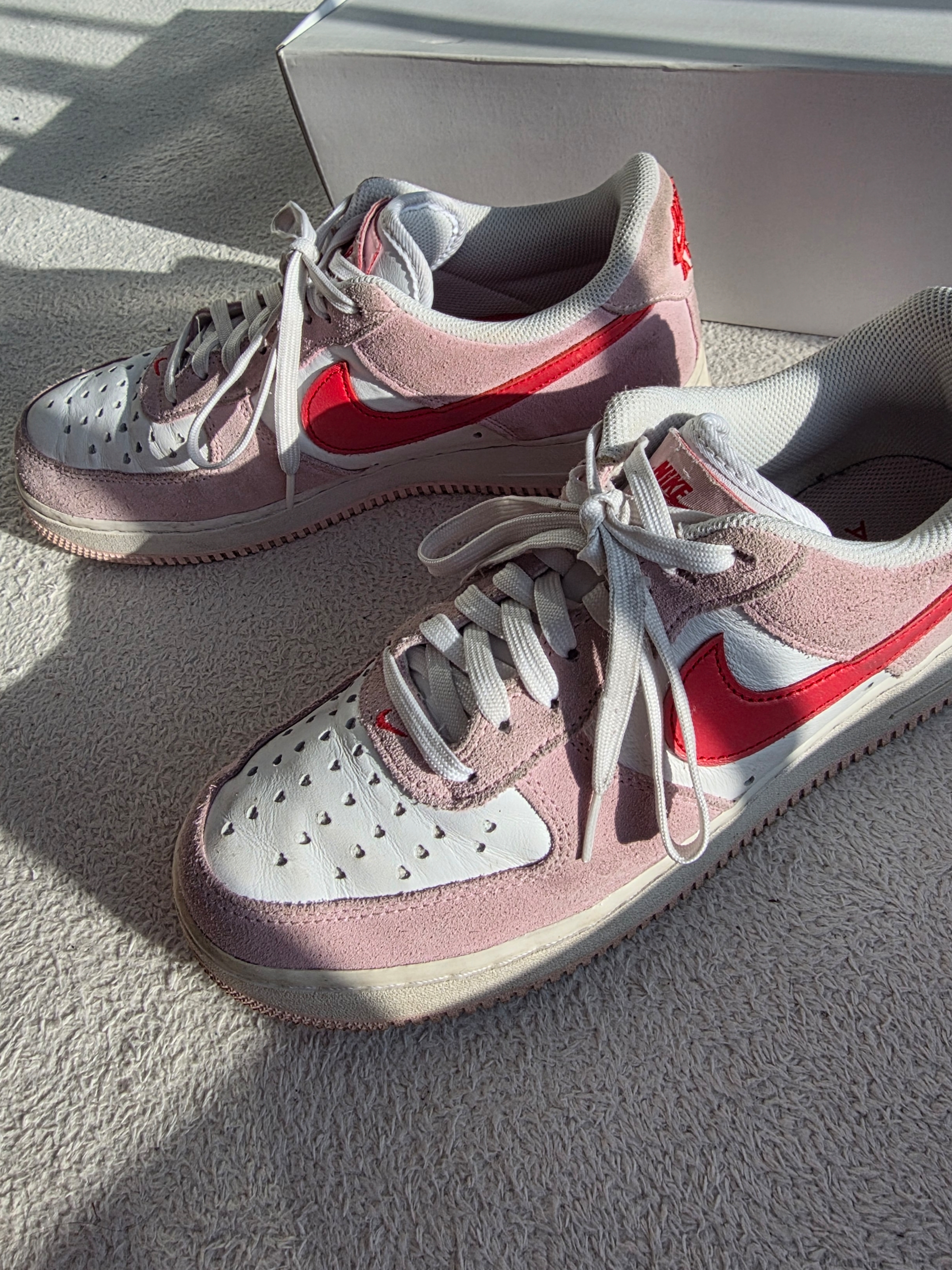 Nike Air Force 1 '07 QS Valentine's Day 착용 스타일 - 2