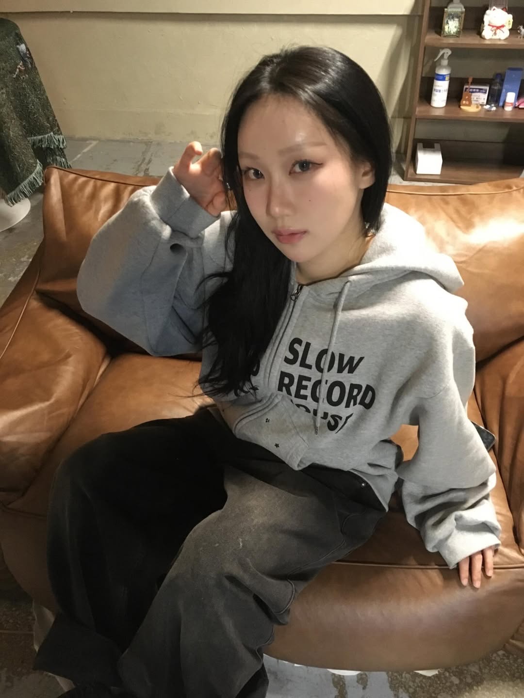 SLOW RECORD HOUSE Typo Star Hood Zip-Up Grey 착용 스타일 - 1