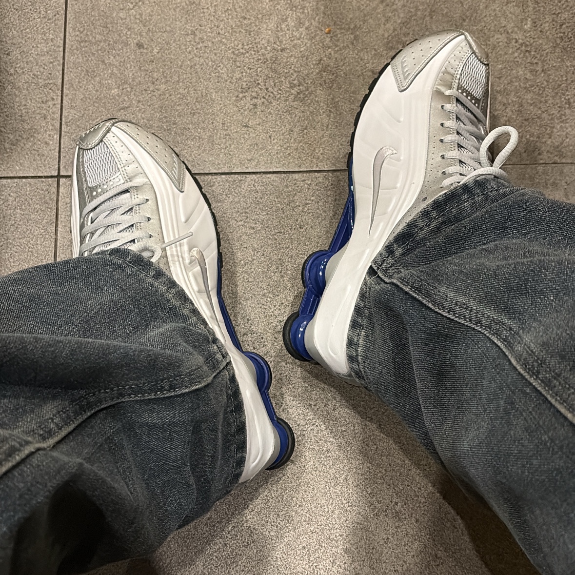 Nike Shox R4 White Metallic Silver Deep Royal Blue White 착용 스타일 - 6