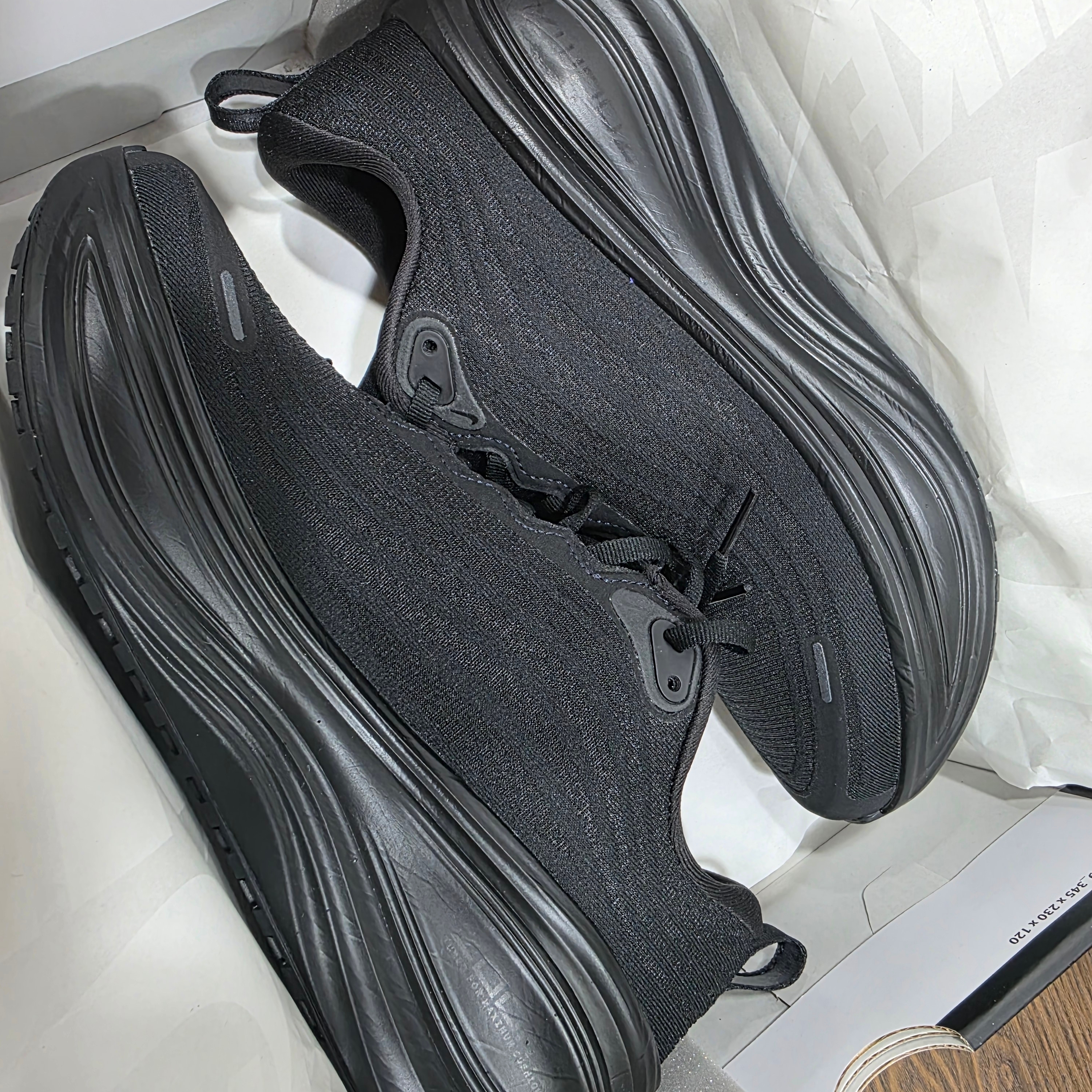 NIke Vomero Plus Black Anthracite 착용 스타일 - 2