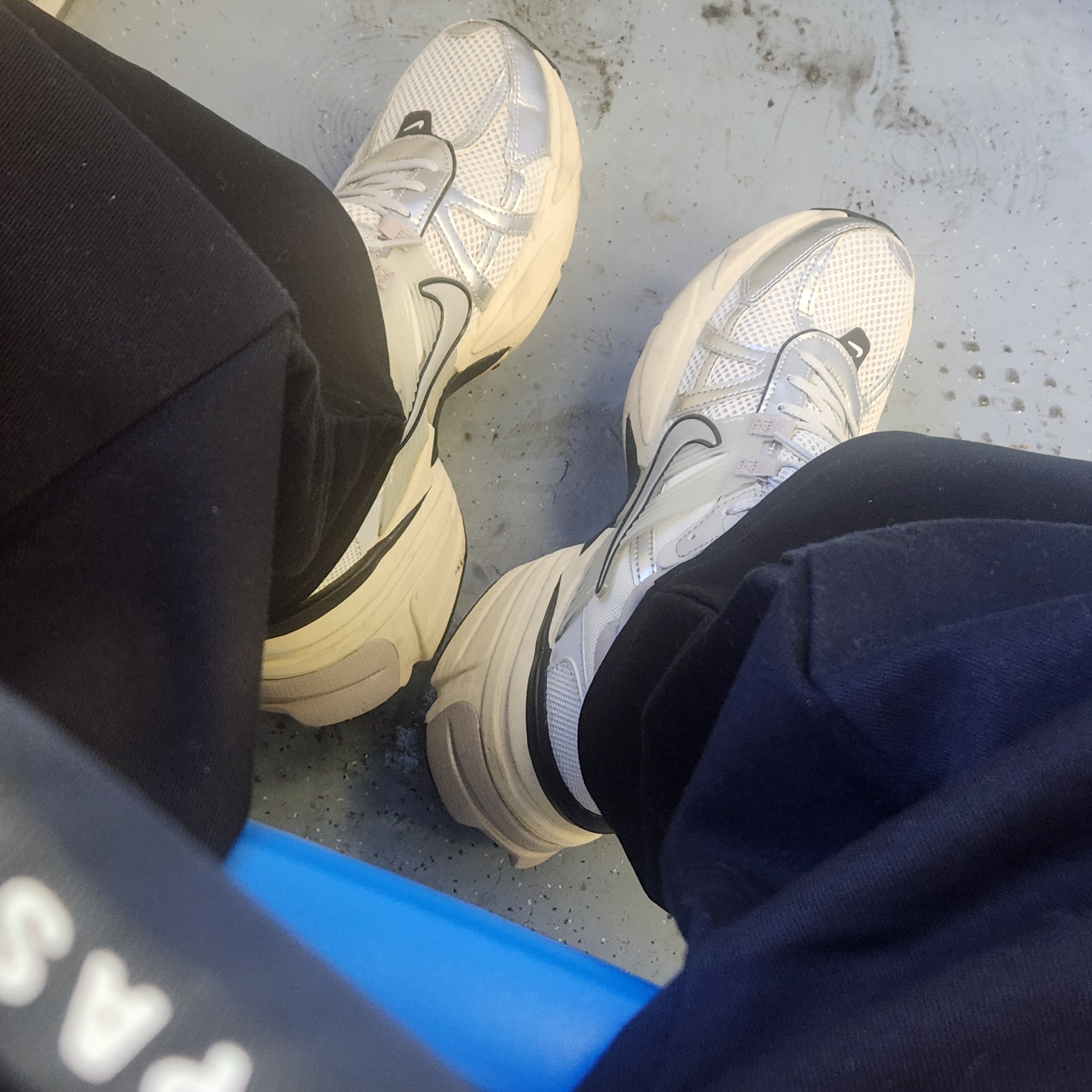 Nike V2K Run Summit White Metallic Silver, Human Made Military Pouch Small Navy 착용 스타일 - 2