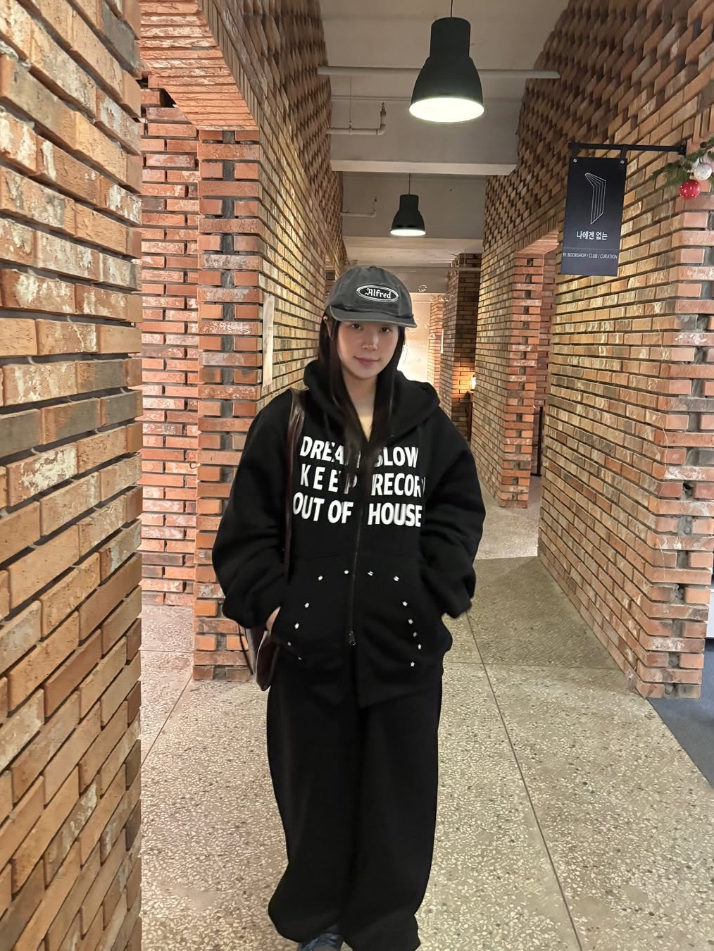 SLOW RECORD HOUSE Typo Star Hood Zip-up Black 착용 스타일 - 3