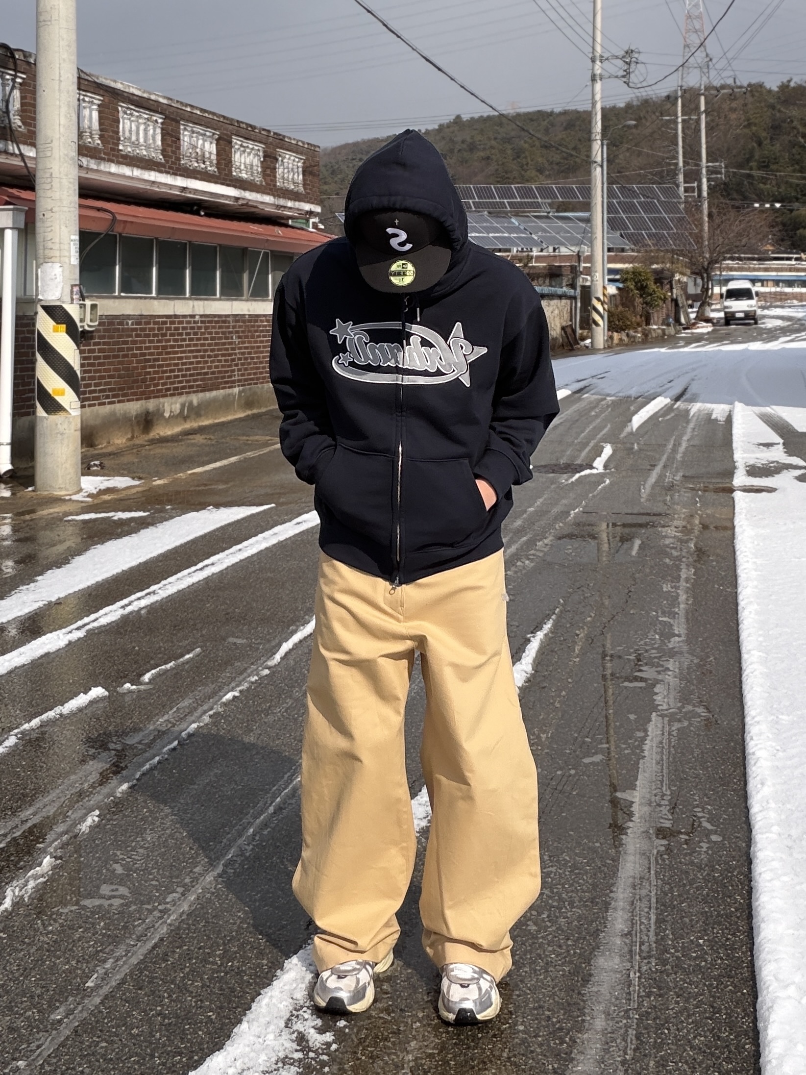 Supreme Gold Cross S Logo New Era Black - 24SS, Nike V2K Run Summit White Metallic Silver 착용 스타일 - 1
