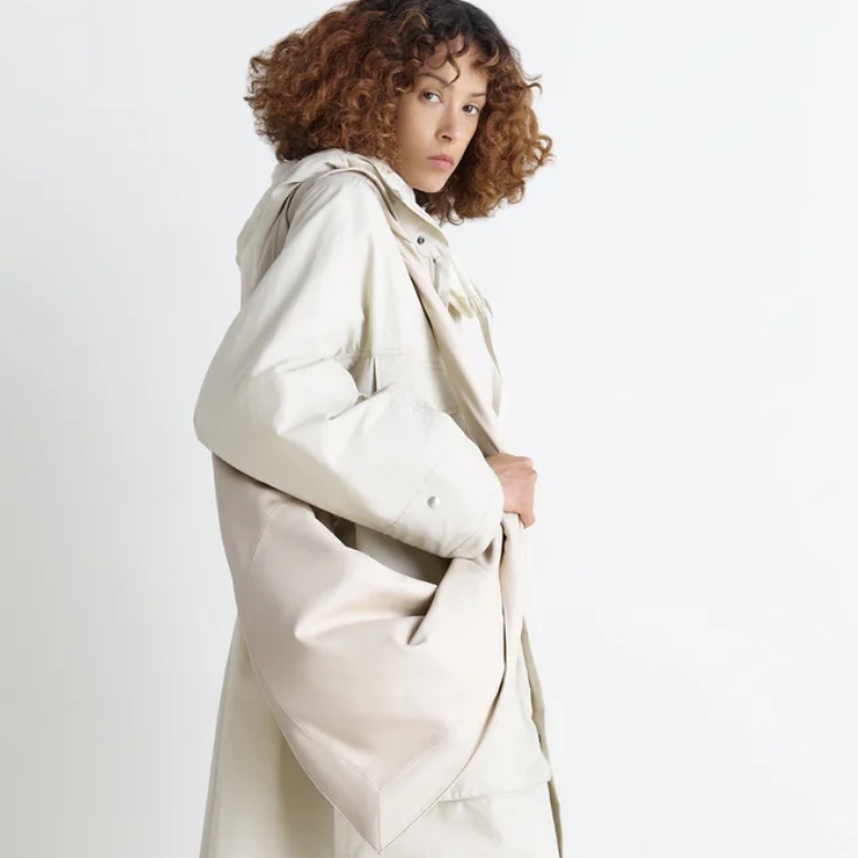 Lemaire Scarf Bag Shiny Nappa Leather Off White 착용 스타일 - 2