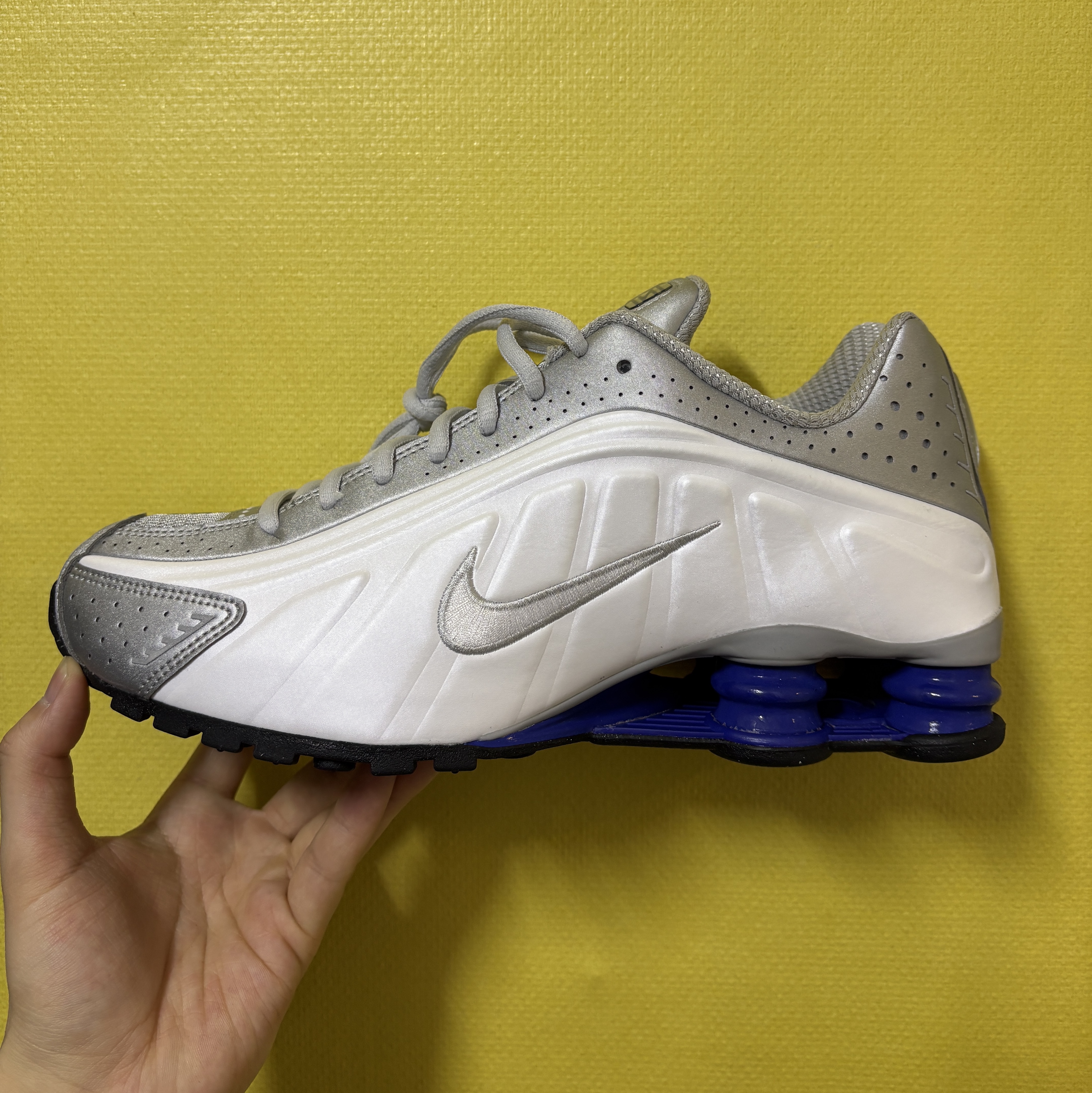 Nike Shox R4 White Metallic Silver Deep Royal Blue White 착용 스타일 - 3