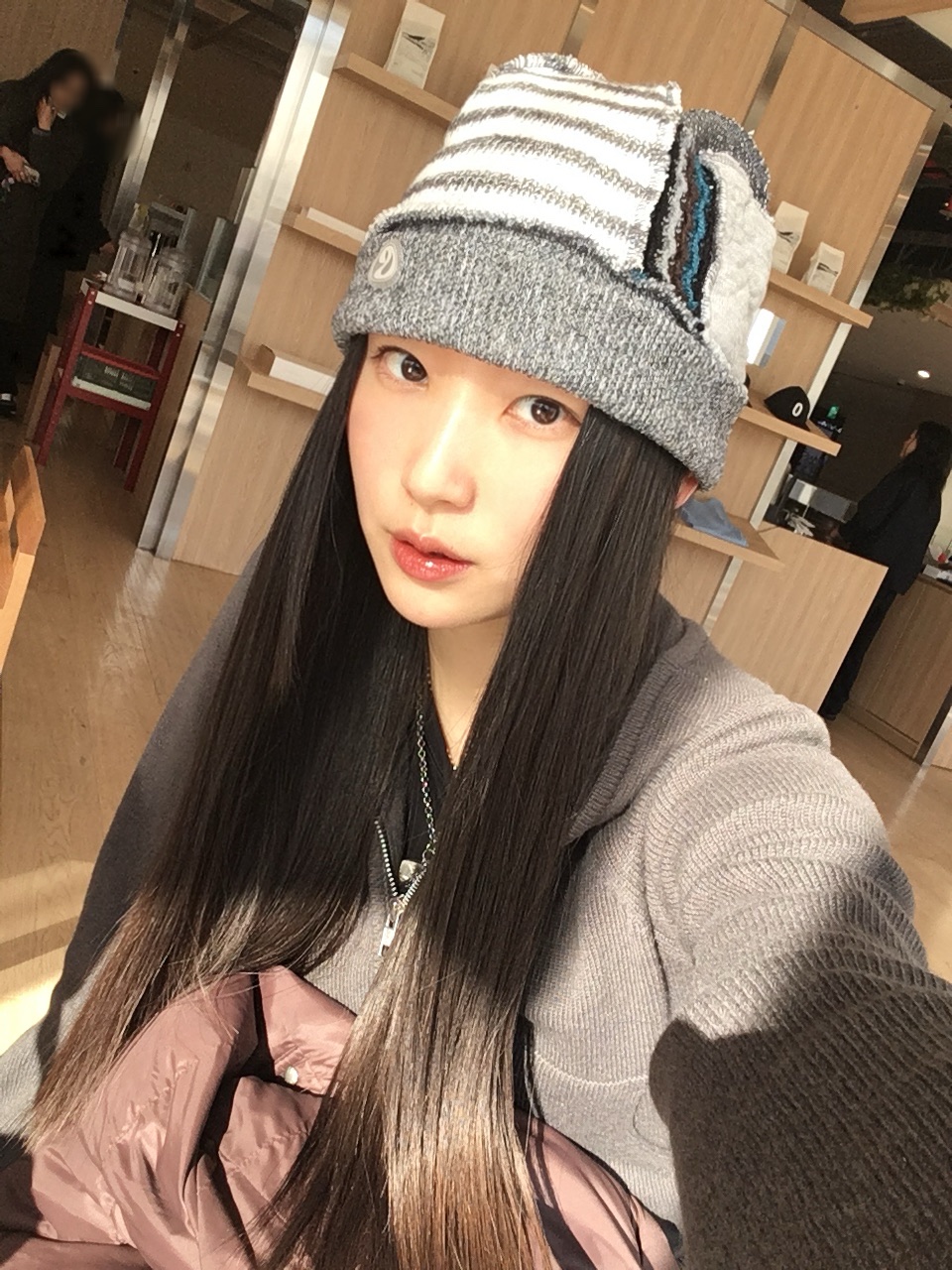 COYSEIO Patchwork Beanie Grey 착용 스타일