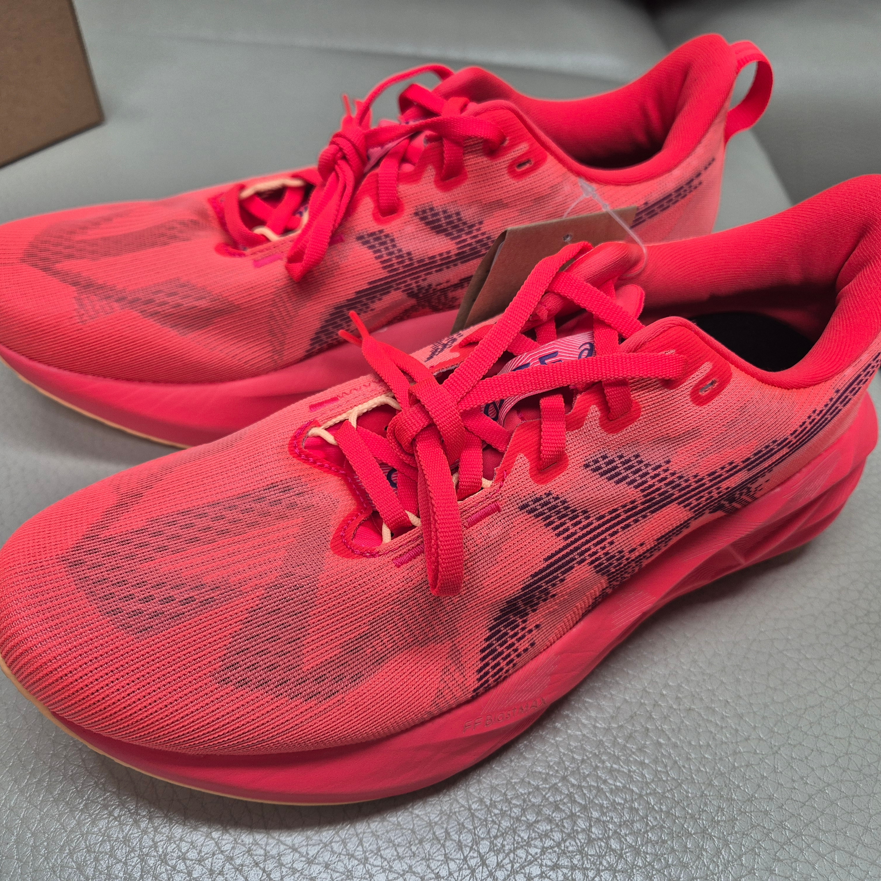 Asics Novablast 5 Flash Red Edo Purple 착용 스타일 - 2