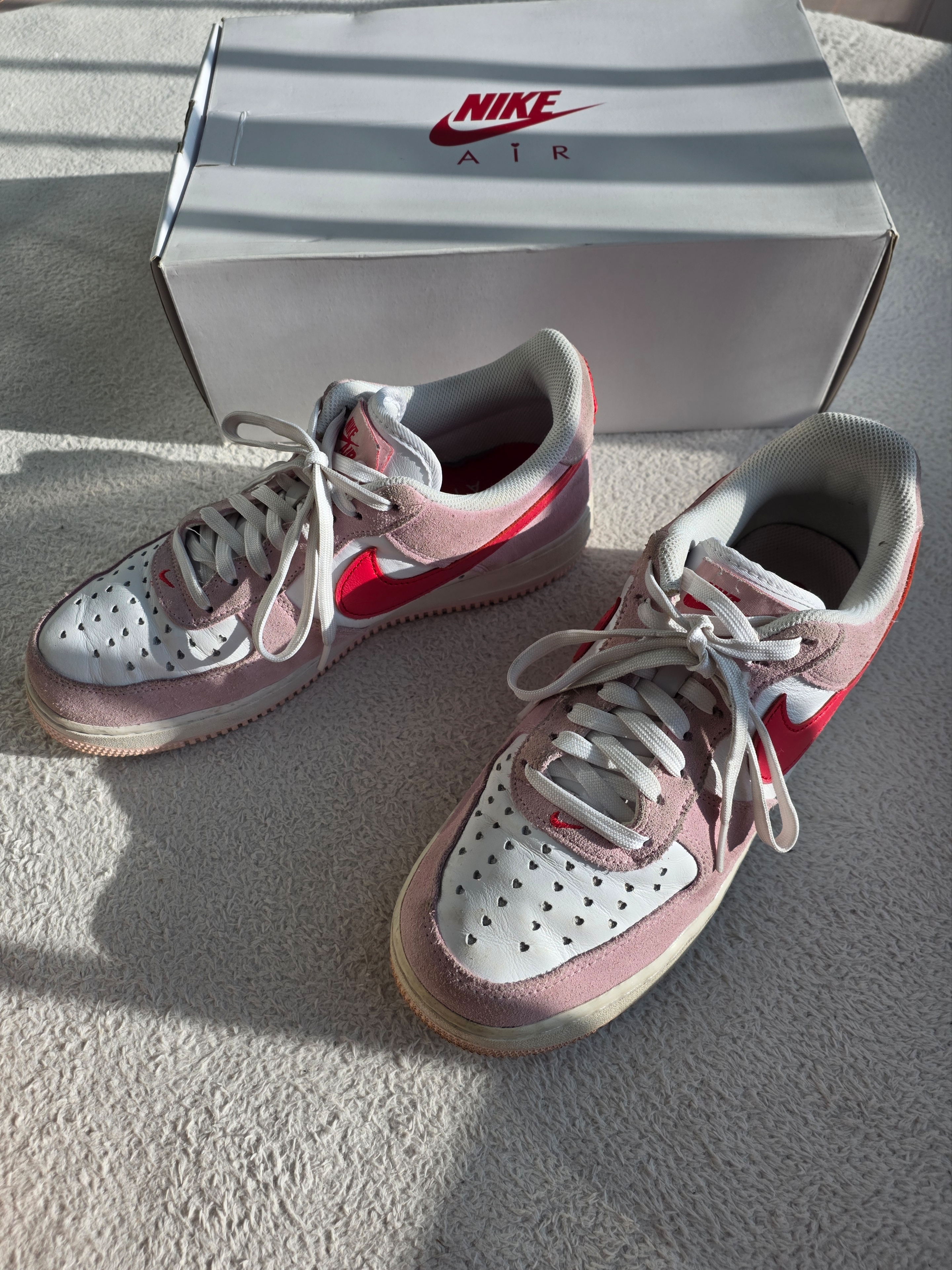 Nike Air Force 1 '07 QS Valentine's Day 착용 스타일 - 1