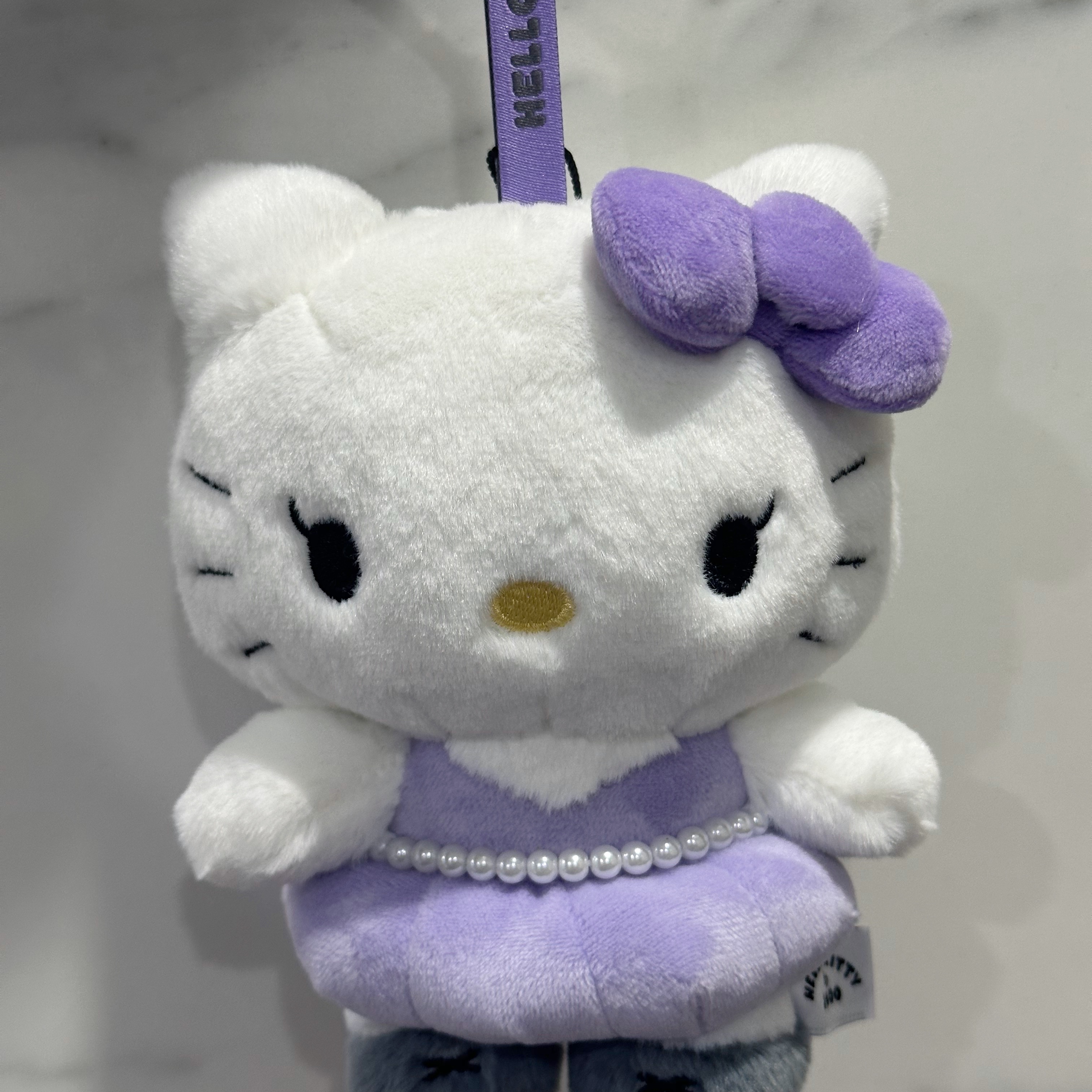 HELLO KITTY x JISOO Plush Keychain Purple (Opened Case) 착용 스타일