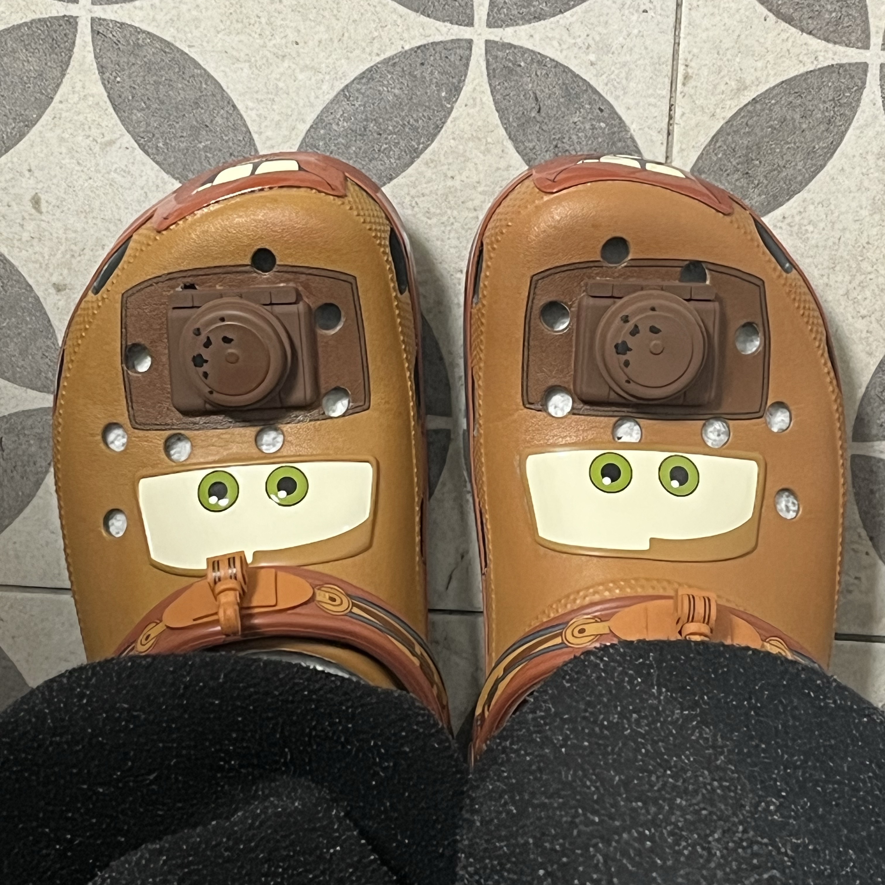 Crocs x Cars Classic Clog Mater 착용 스타일
