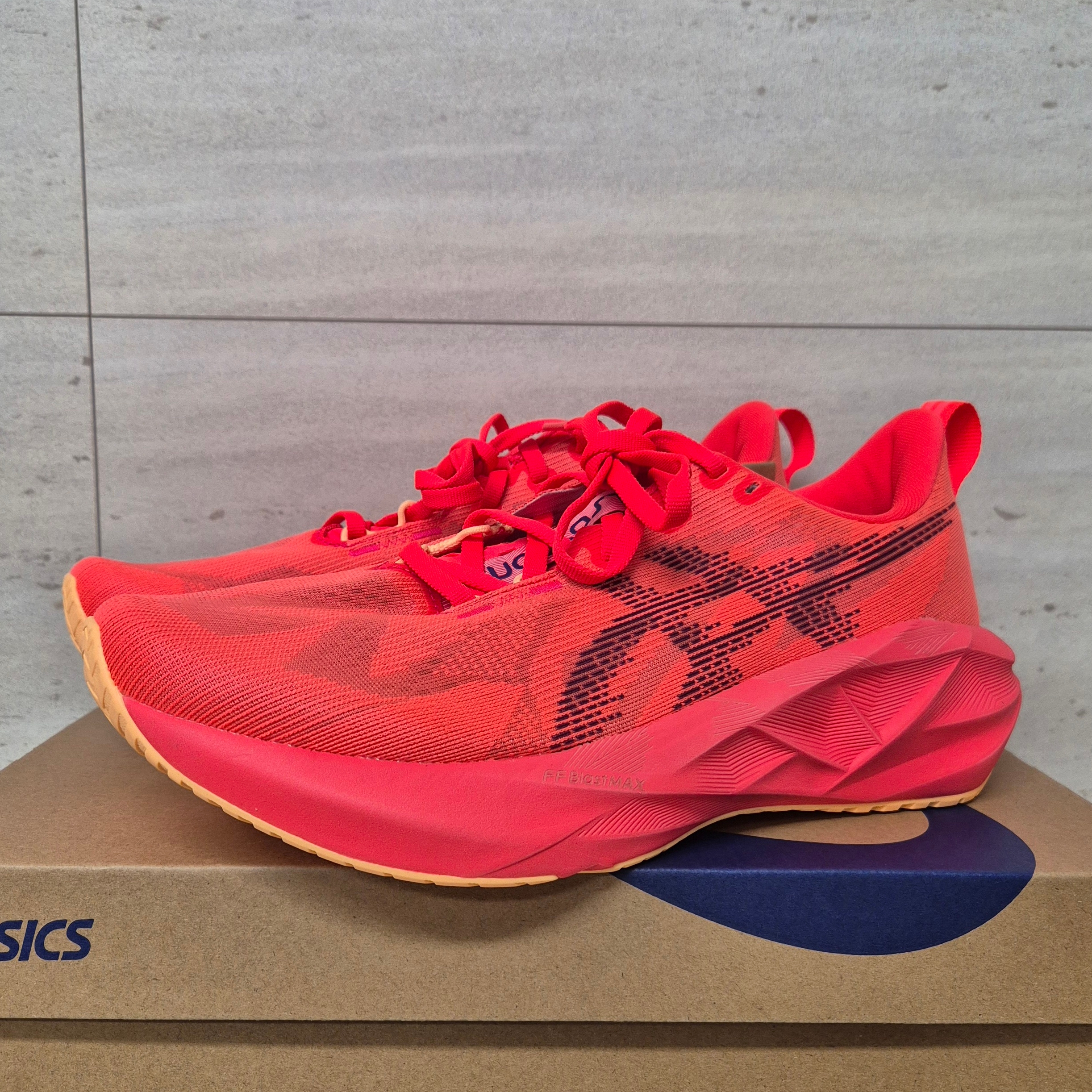 Asics Novablast 5 Flash Red Edo Purple 착용 스타일 - 1