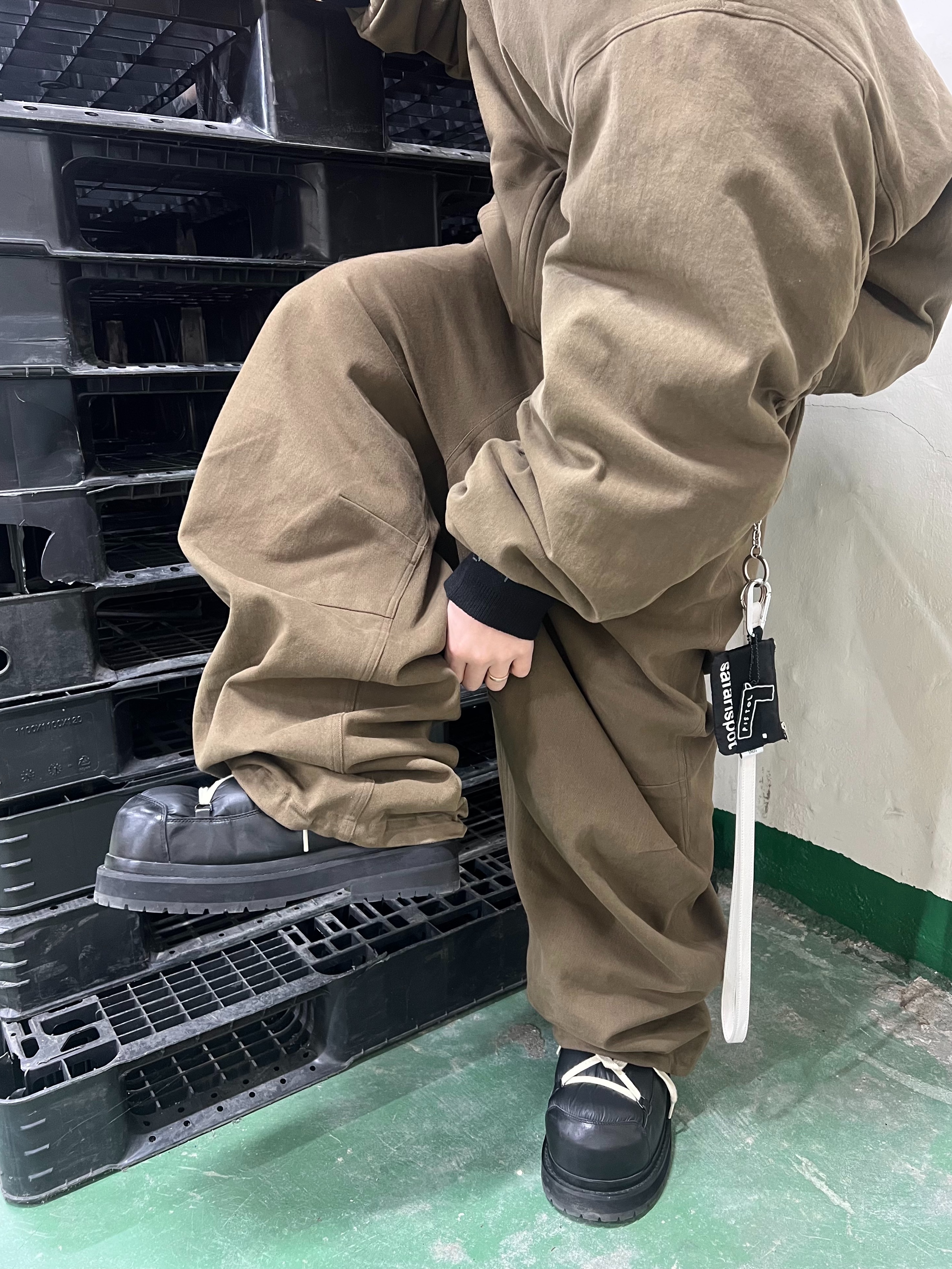 Nonnod Moleskin Shirring Bomber Khaki Brown, Nonnod Moleskin Track Pants Khaki Brown 착용 스타일 - 6