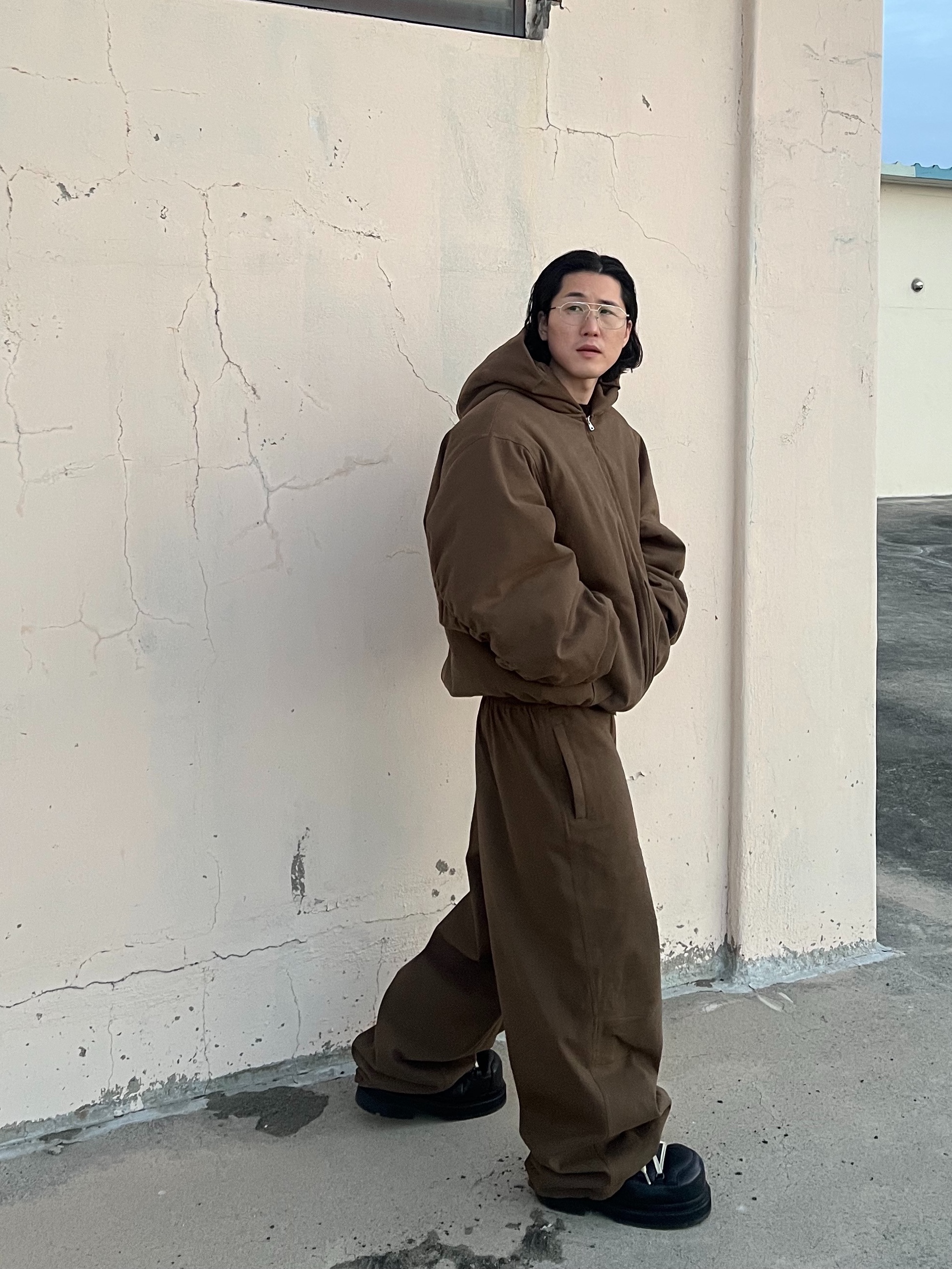 Nonnod Moleskin Shirring Bomber Khaki Brown, Nonnod Moleskin Track Pants Khaki Brown 착용 스타일 - 3