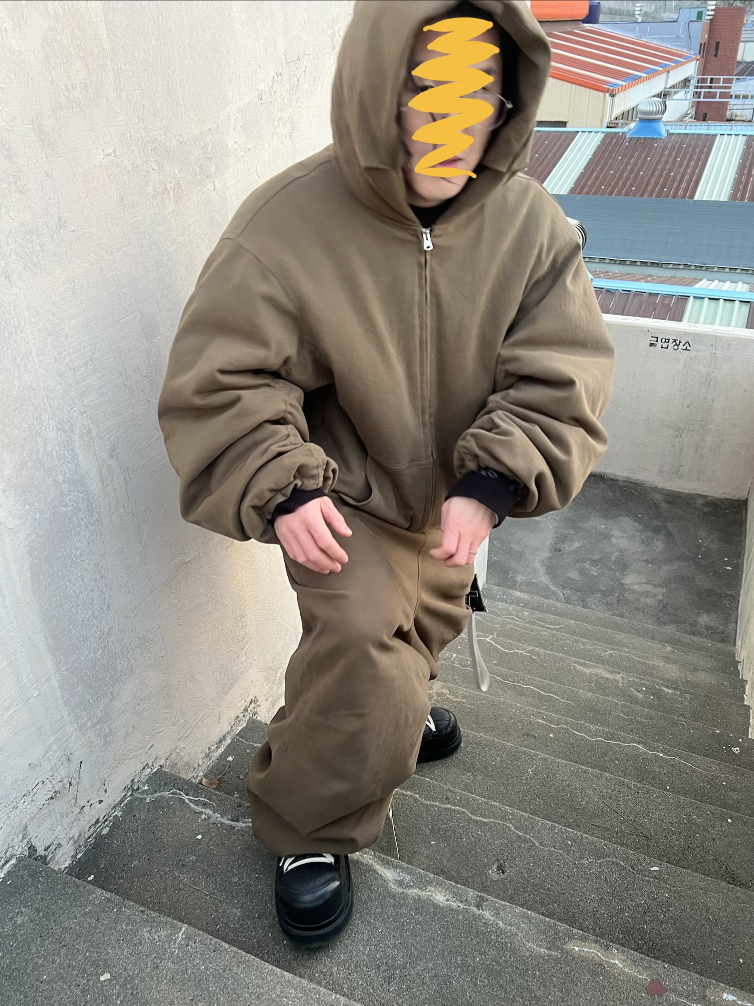Nonnod Moleskin Shirring Bomber Khaki Brown, Nonnod Moleskin Track Pants Khaki Brown 착용 스타일 - 1