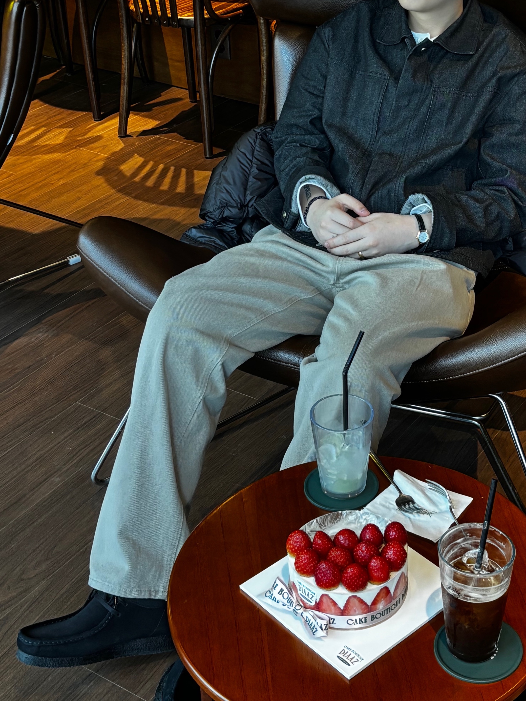 Clarks Wallabee Black Suede, Casio LTP-1094Q-7B2RDF 착용 스타일