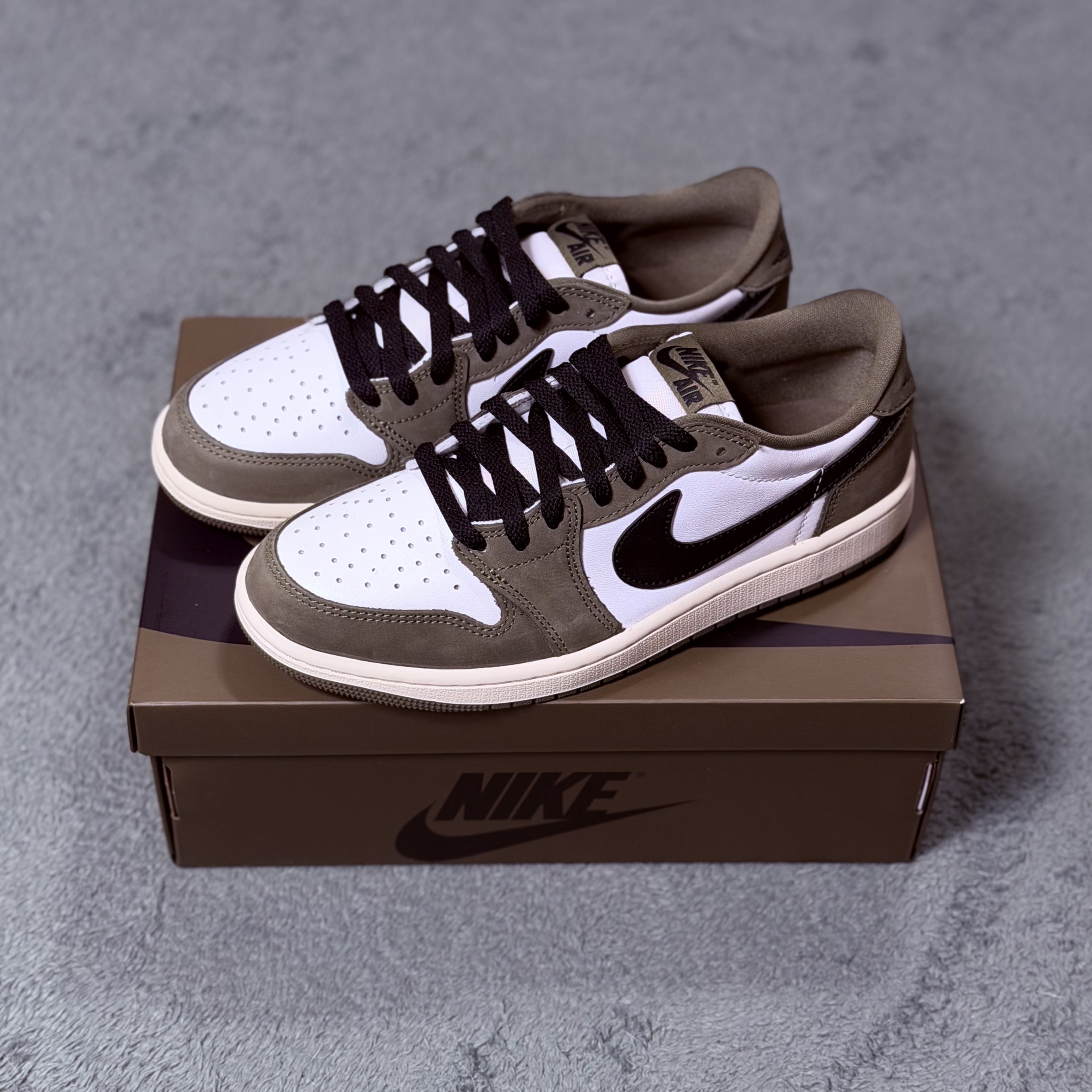 Jordan 1 Retro Low OG Medium Olive and Summit White 착용 스타일