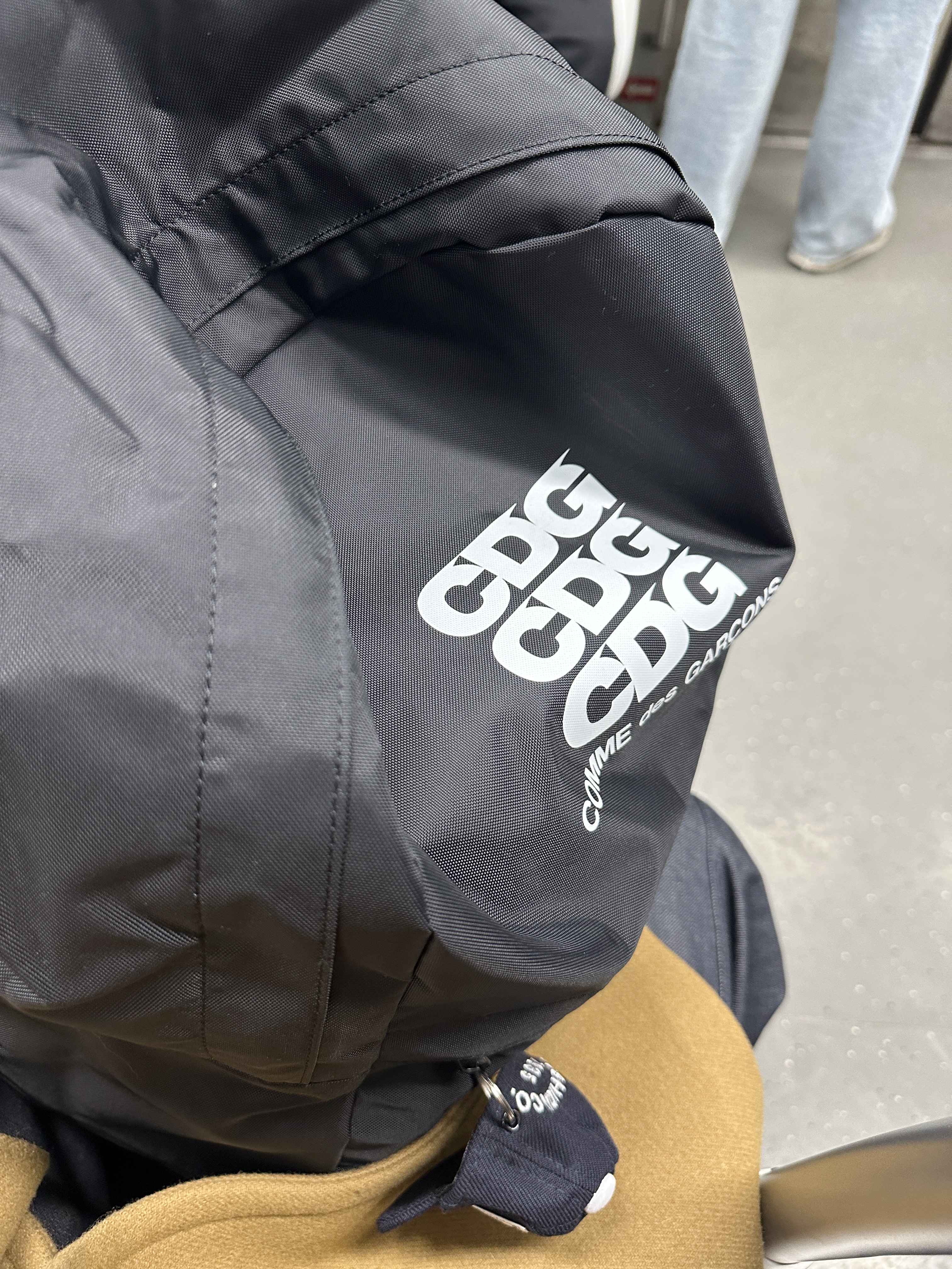 CDG Backpack Black 착용 스타일
