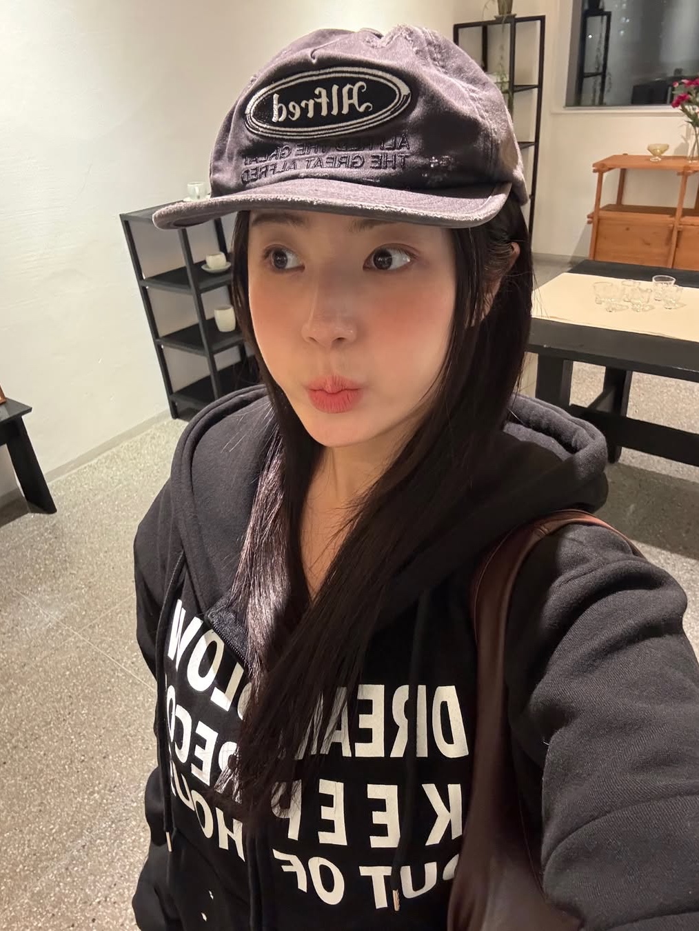 SLOW RECORD HOUSE Typo Star Hood Zip-up Black 착용 스타일 - 1