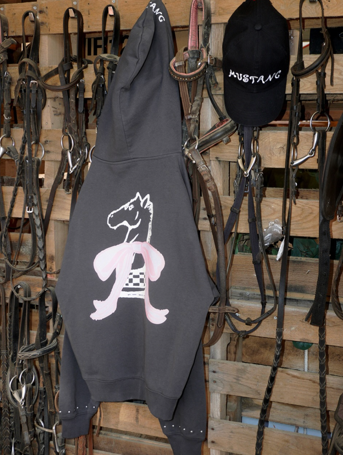 IAB Studio Red Horse Hoodie Brown, CAVISH Star Pony Keyring Brown 착용 스타일 - 5