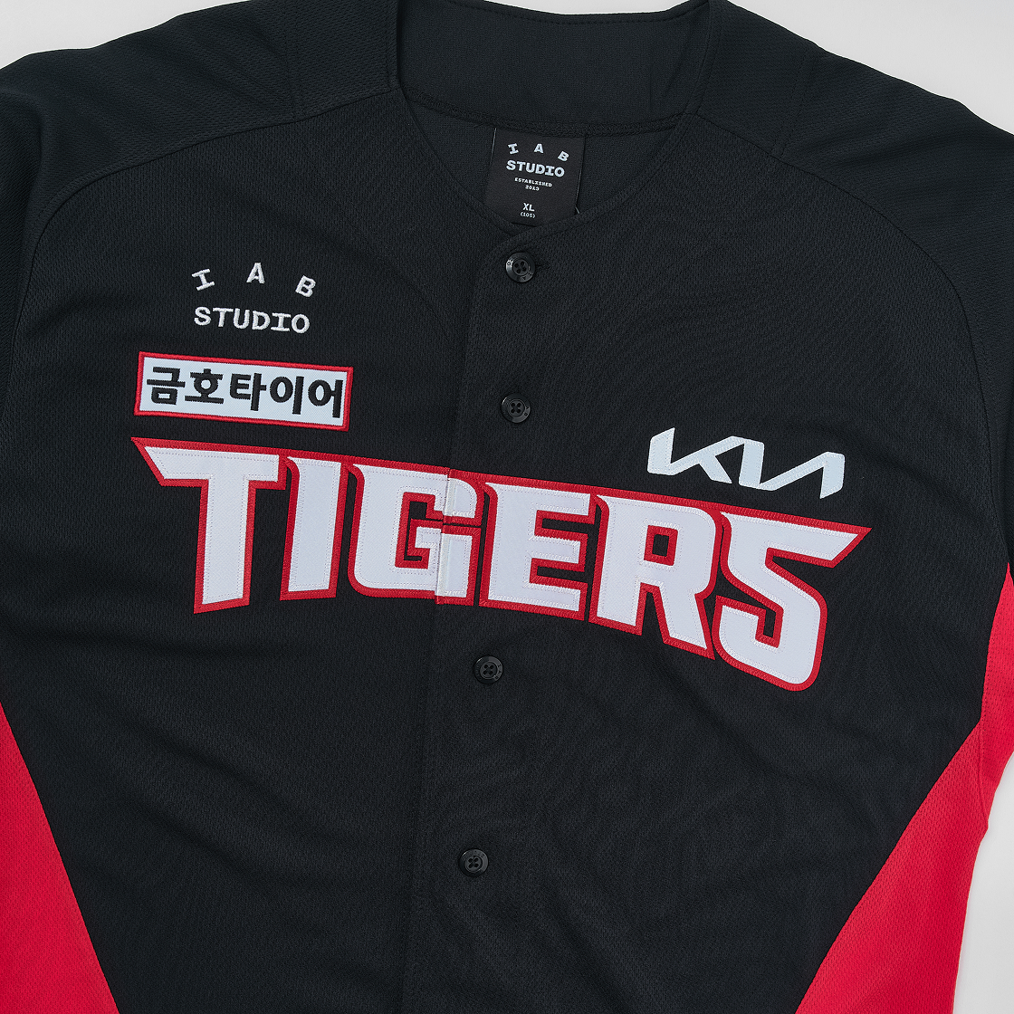 기아 타이거즈 x 아이앱 스튜디오 24 어센틱 어웨이 유니폼 블랙 (논 마킹 버전)(Kia Tigers x IAB Studio 24 Authentic Away Uniform Black (Non Marking Ver.)) - 3
