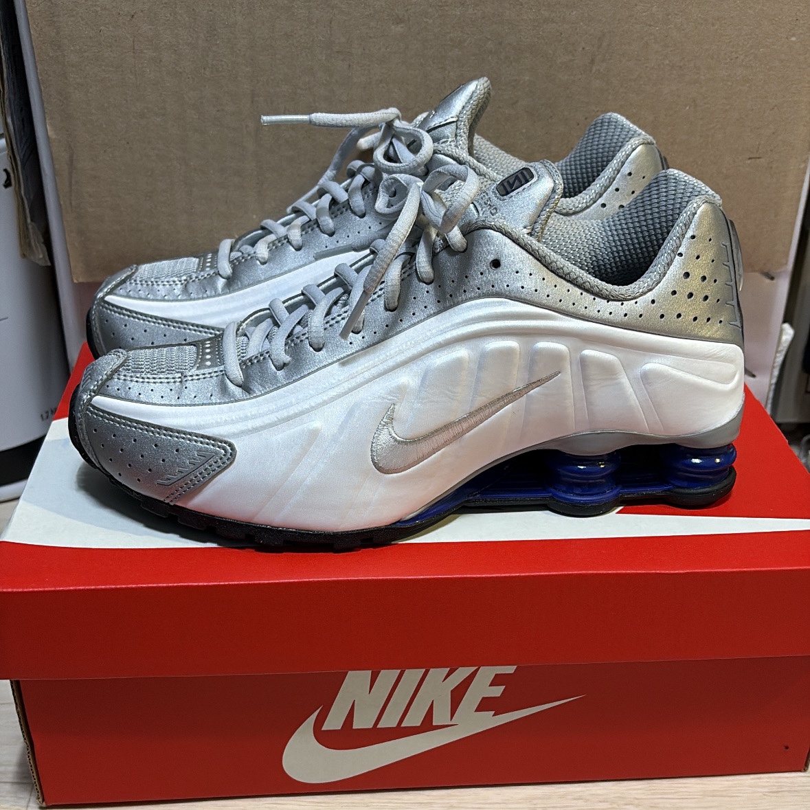 Nike Shox R4 White Metallic Silver Deep Royal Blue White 착용 스타일 - 5