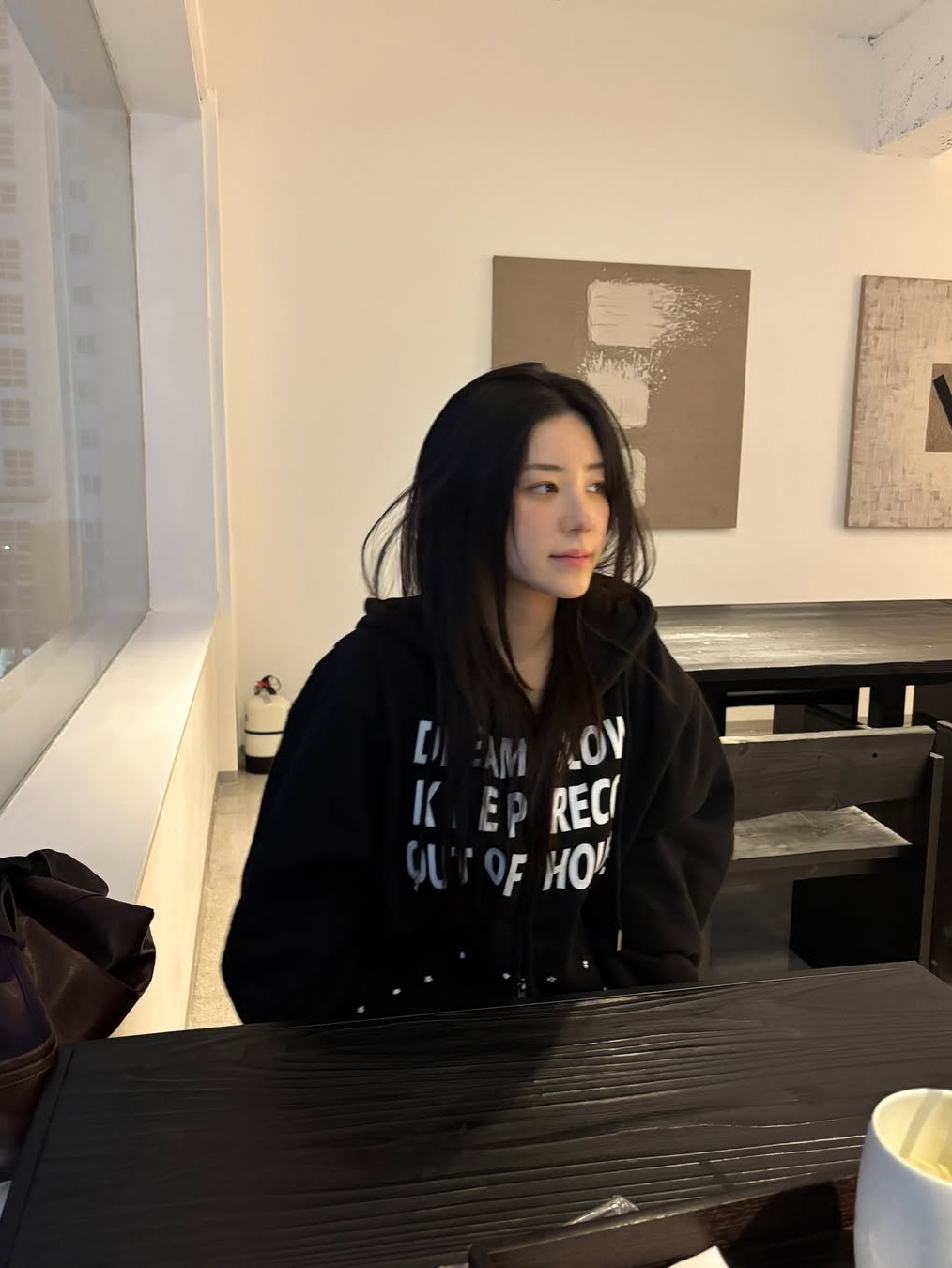 SLOW RECORD HOUSE Typo Star Hood Zip-up Black 착용 스타일 - 2