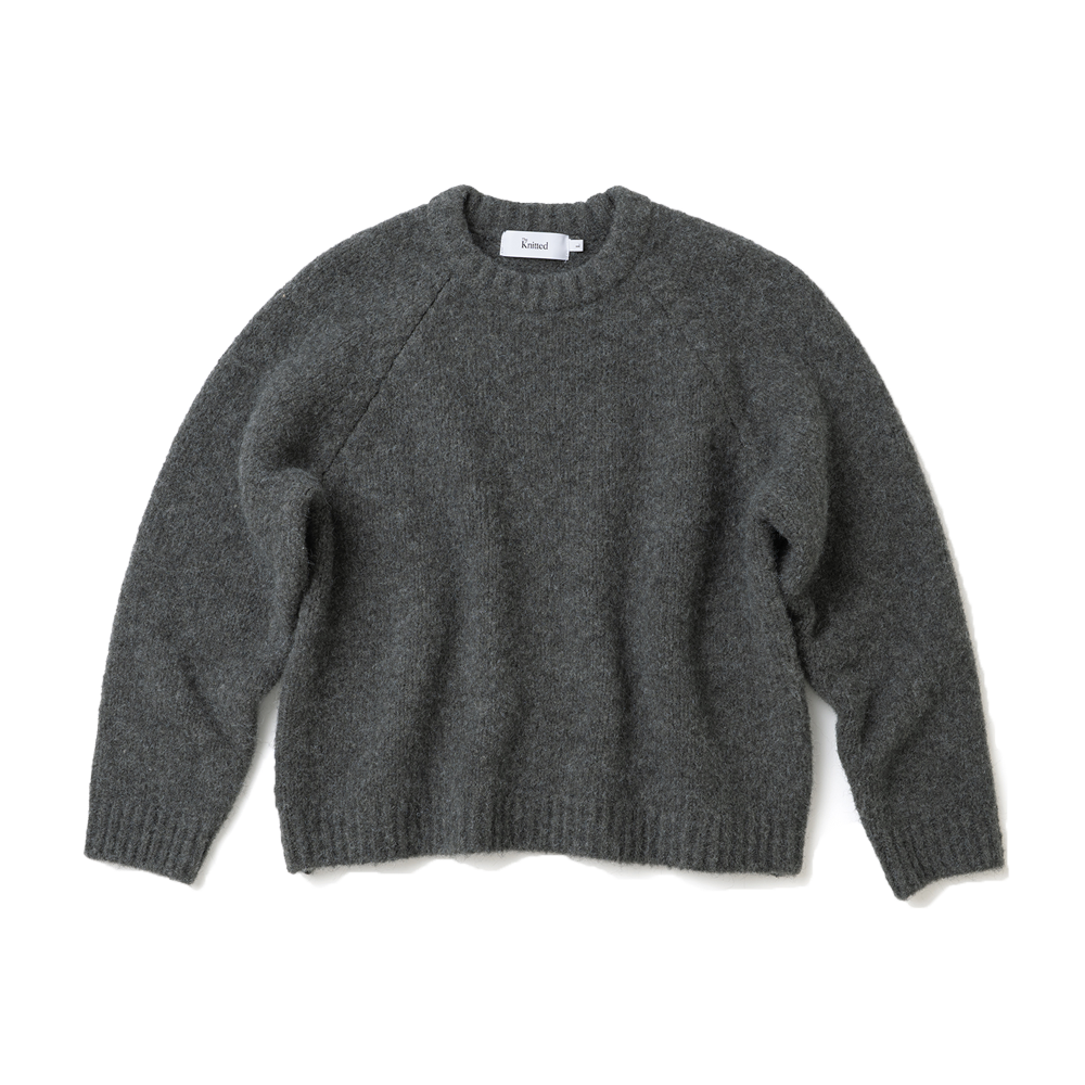 니티드 부클 래글런 크롭 라운드 니트 차콜(Knitted Boucle Reglan Crop Round Knit Charcoal)