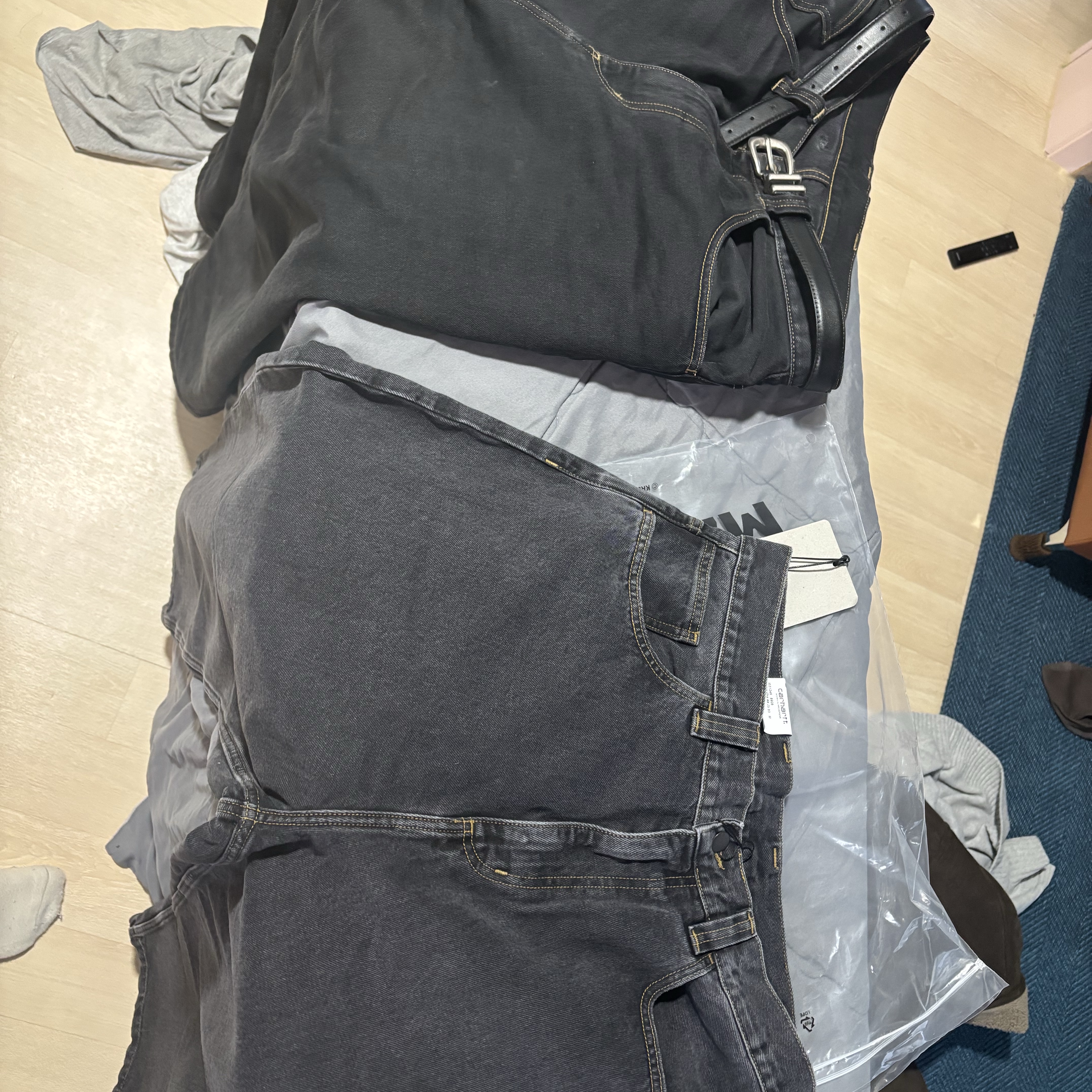 Carhartt WIP Brandon Pants Black Stone Washed 착용 스타일 - 1