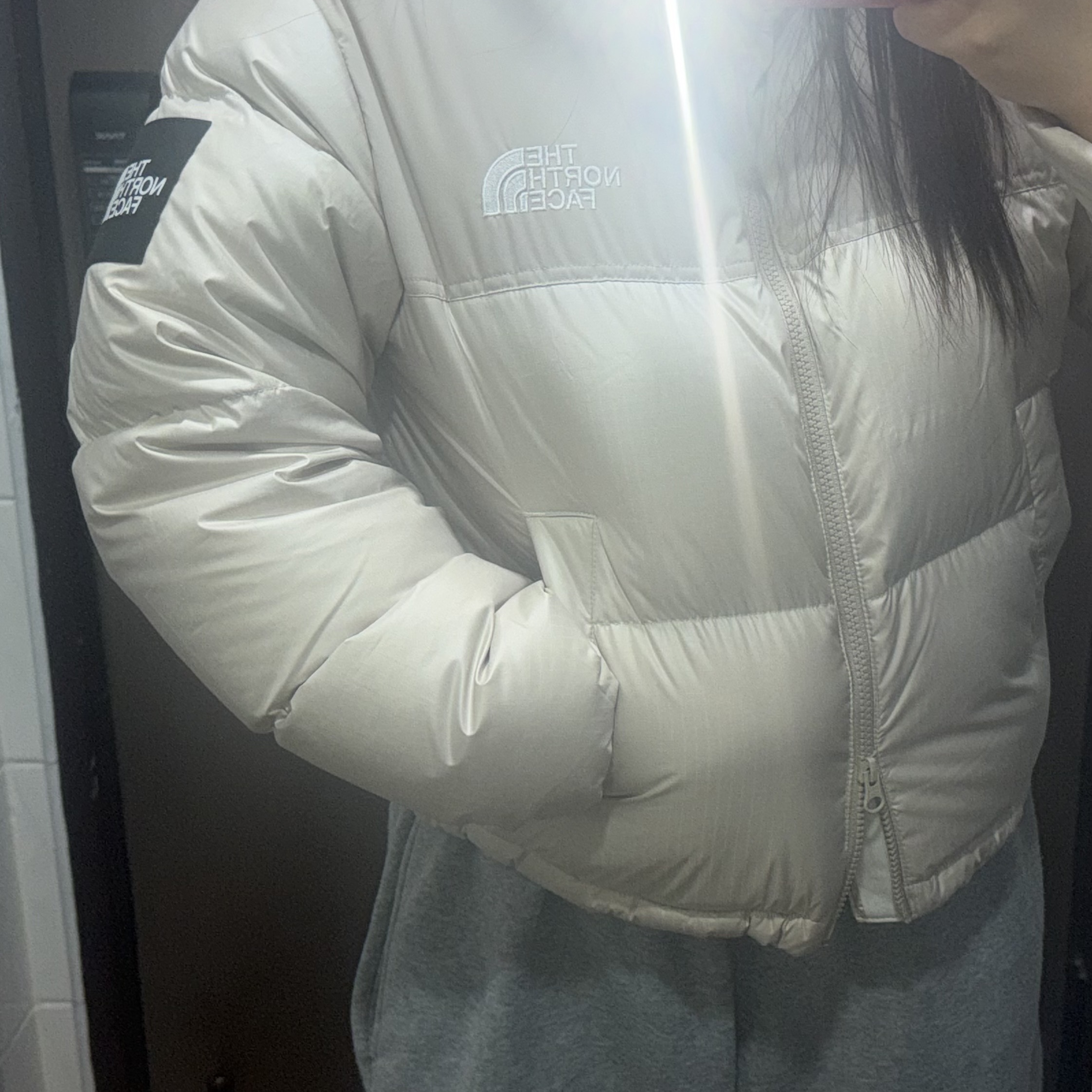 (W) The North Face White Label Novelty Nuptse Down Jacket Cream Beige 착용 스타일 - 1