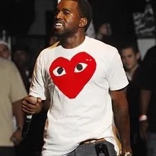 Play Comme des Garcons Large Red Heart and Emblem T-Shirt White 착용 스타일 - 2