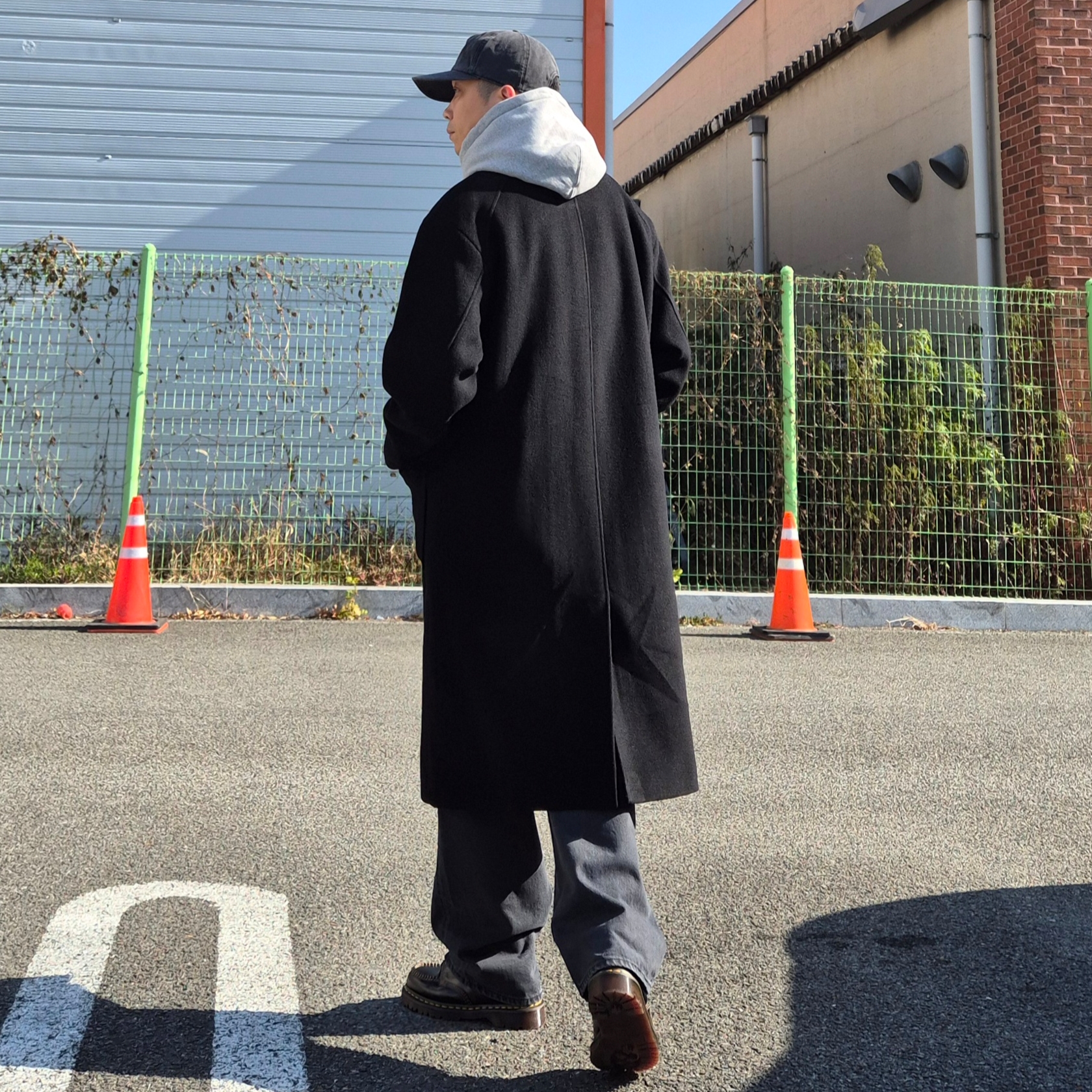Dr. Martens Lowell Leather Moc Toe Shoes Black Analine, Uniqlo x JW Anderson Straight Jean Blue - KR 착용 스타일 - 1
