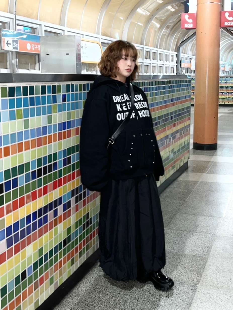 SLOW RECORD HOUSE Typo Star Hood Zip-up Black 착용 스타일 - 2